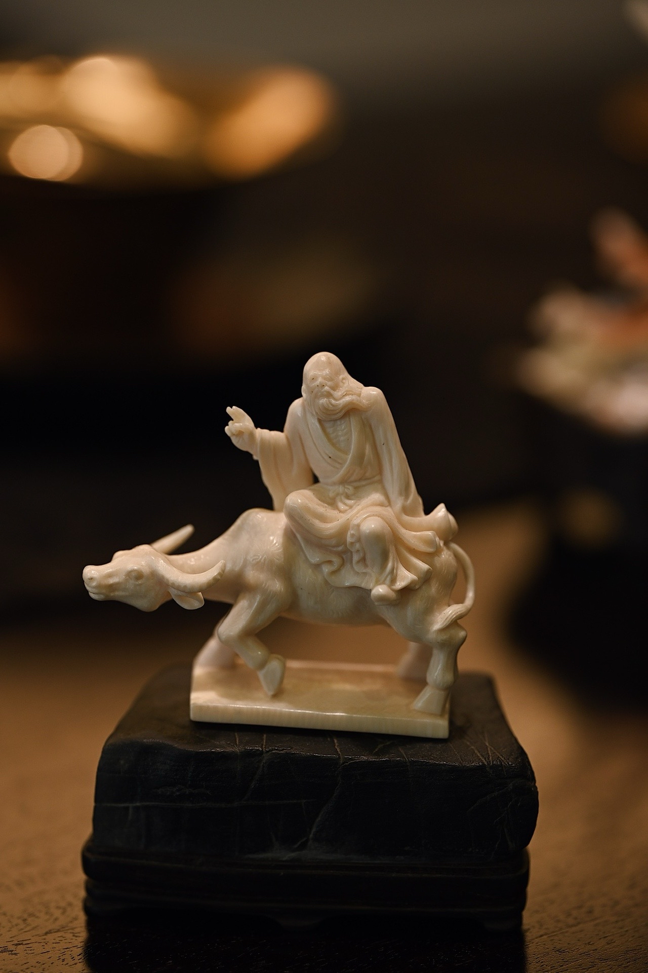 因材施艺,以老子出关的典故为题材,雕刻老子正骑牛