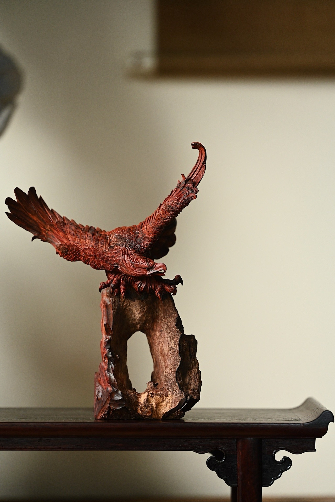 整料雕刻,运刀爽利不失细腻,雄鹰展翅,势若腾风