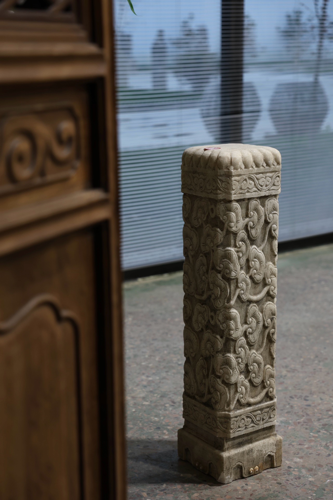 【匠心独运·祥云石柱】  此柱器型挺拔秀美,满工高浮雕祥云纹饰,神韵