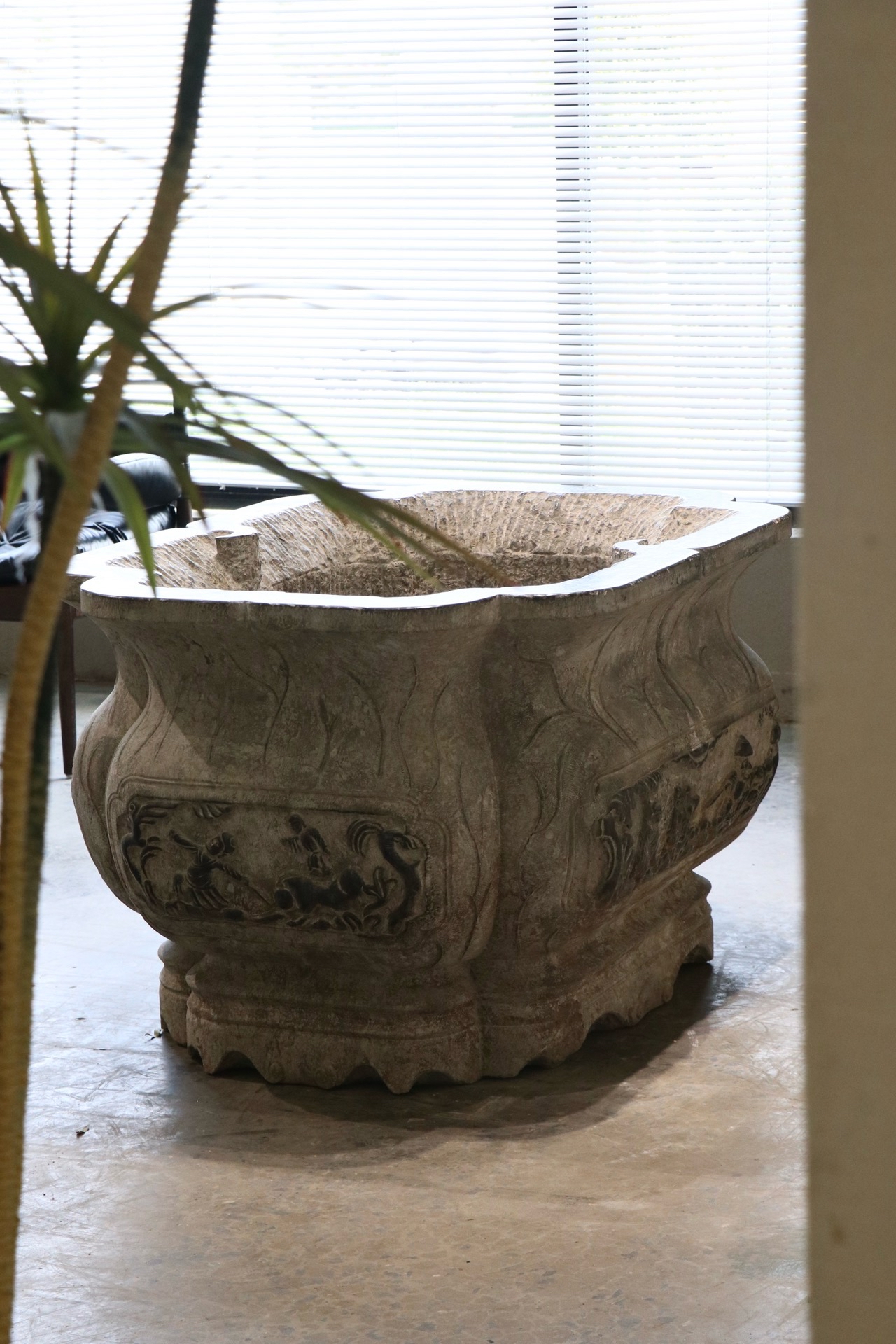 在古代大户庭院中心位置常常设有石缸在装饰陈设之余也有着藏风聚气