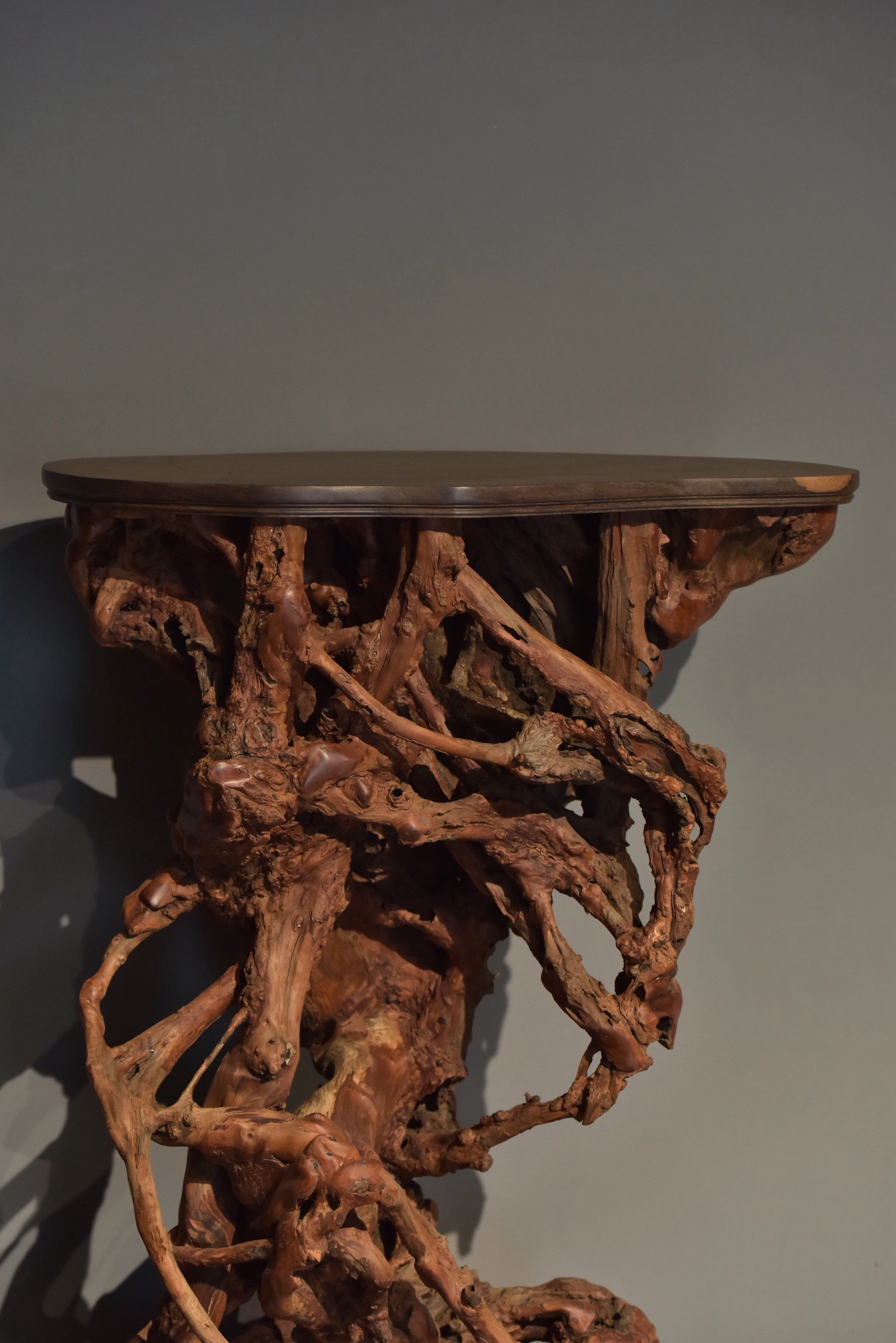 龙眼木 随形大花架  此花架以龙眼木制成,台面镶嵌黑檀木.