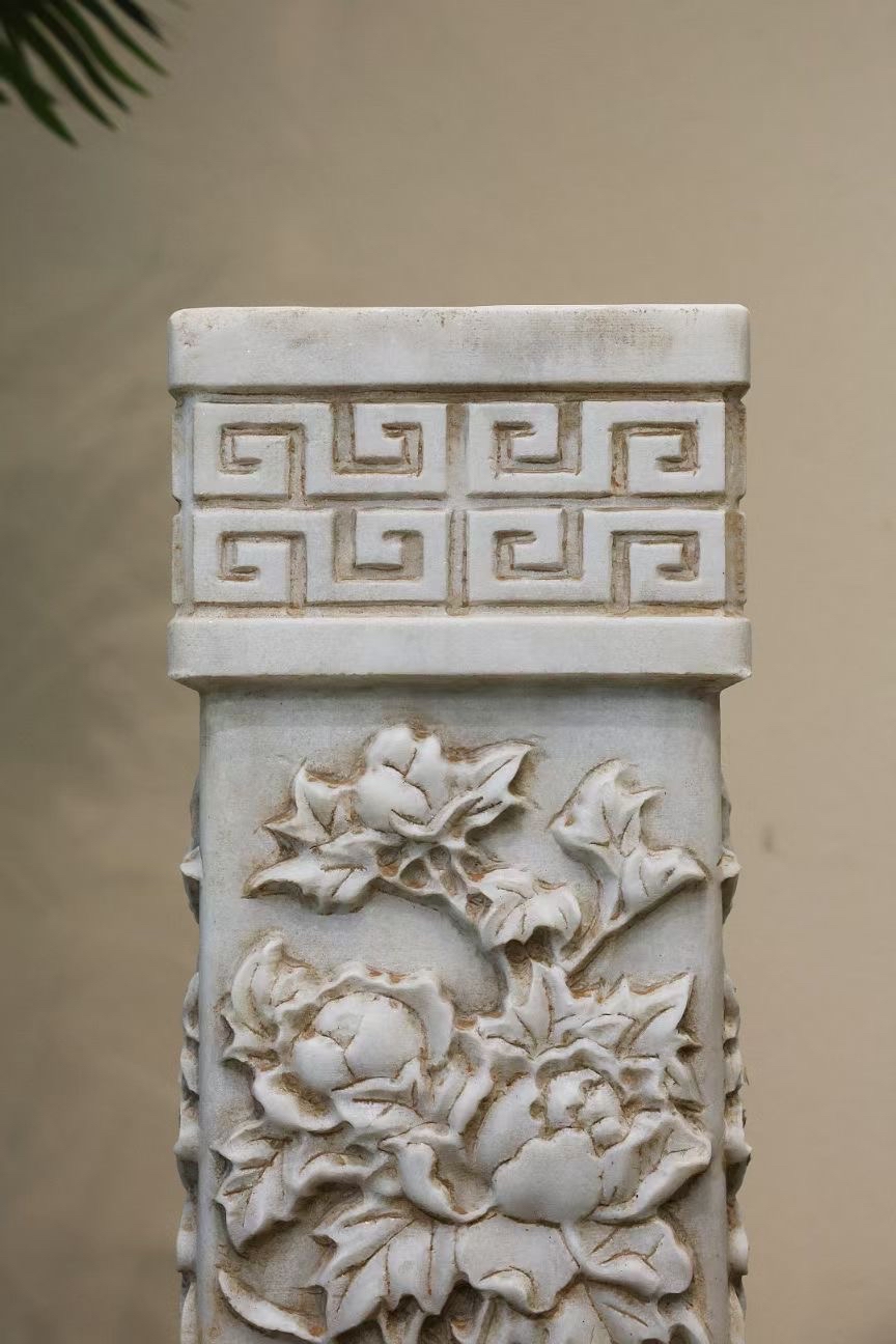 柱身雕刻着精美的花卉图案,栩栩如生