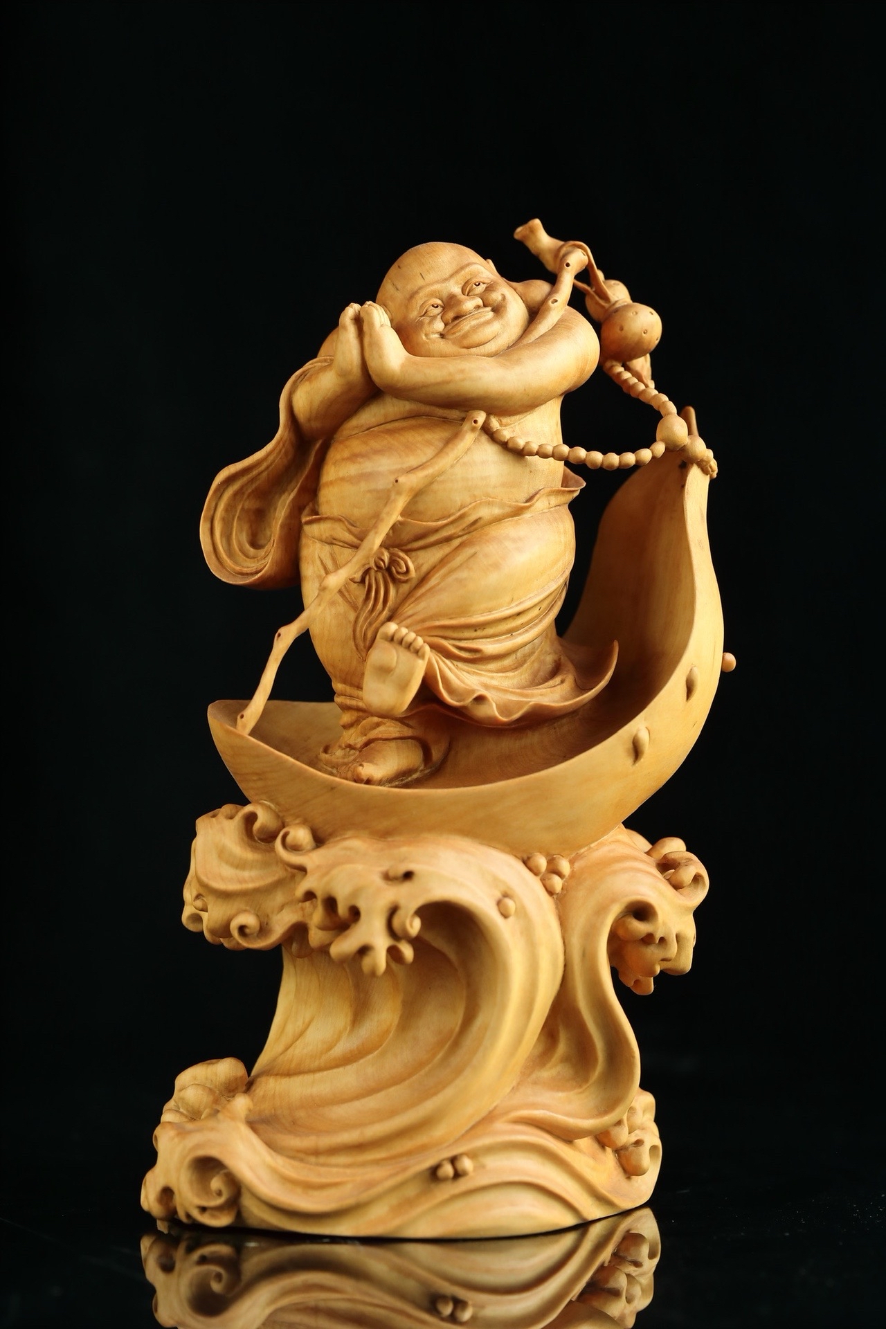 弥勒佛开脸喜庆,动态舒展,衣纹褶皱自然,整料全手