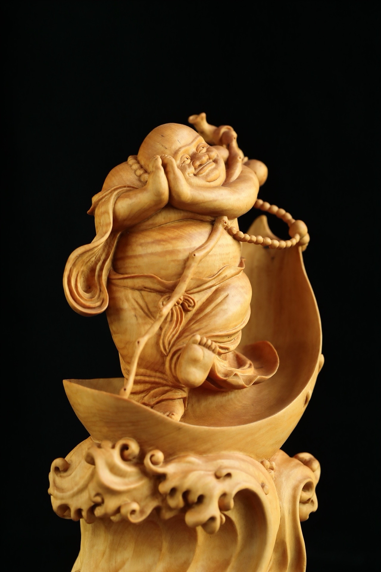 弥勒佛开脸喜庆,动态舒展,衣纹褶皱自然,整料全手