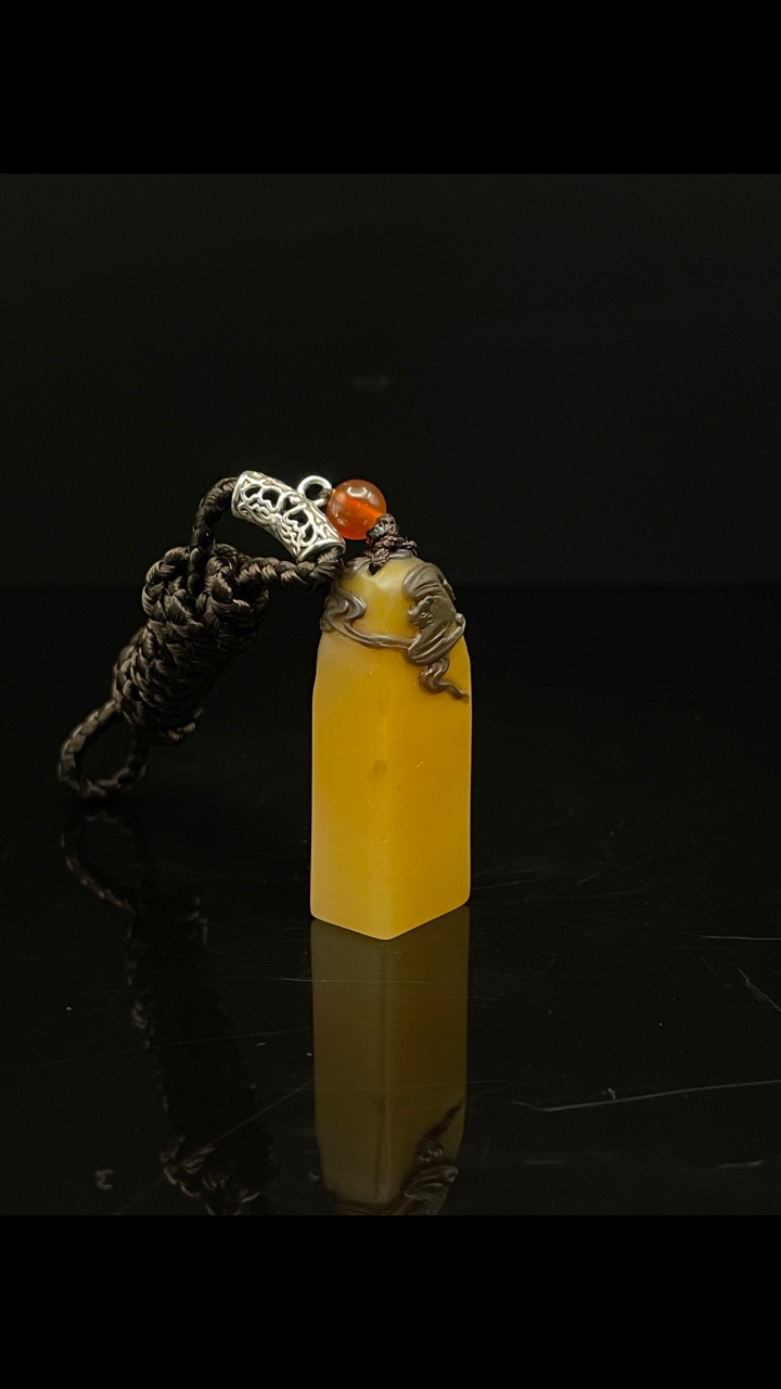 精品寿山石田黄级乌鸦皮田黄石印章吊坠. 石质温润细腻