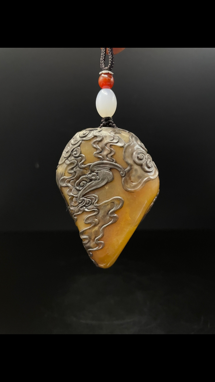 精品寿山石田黄级乌鸦皮田黄石吊坠.