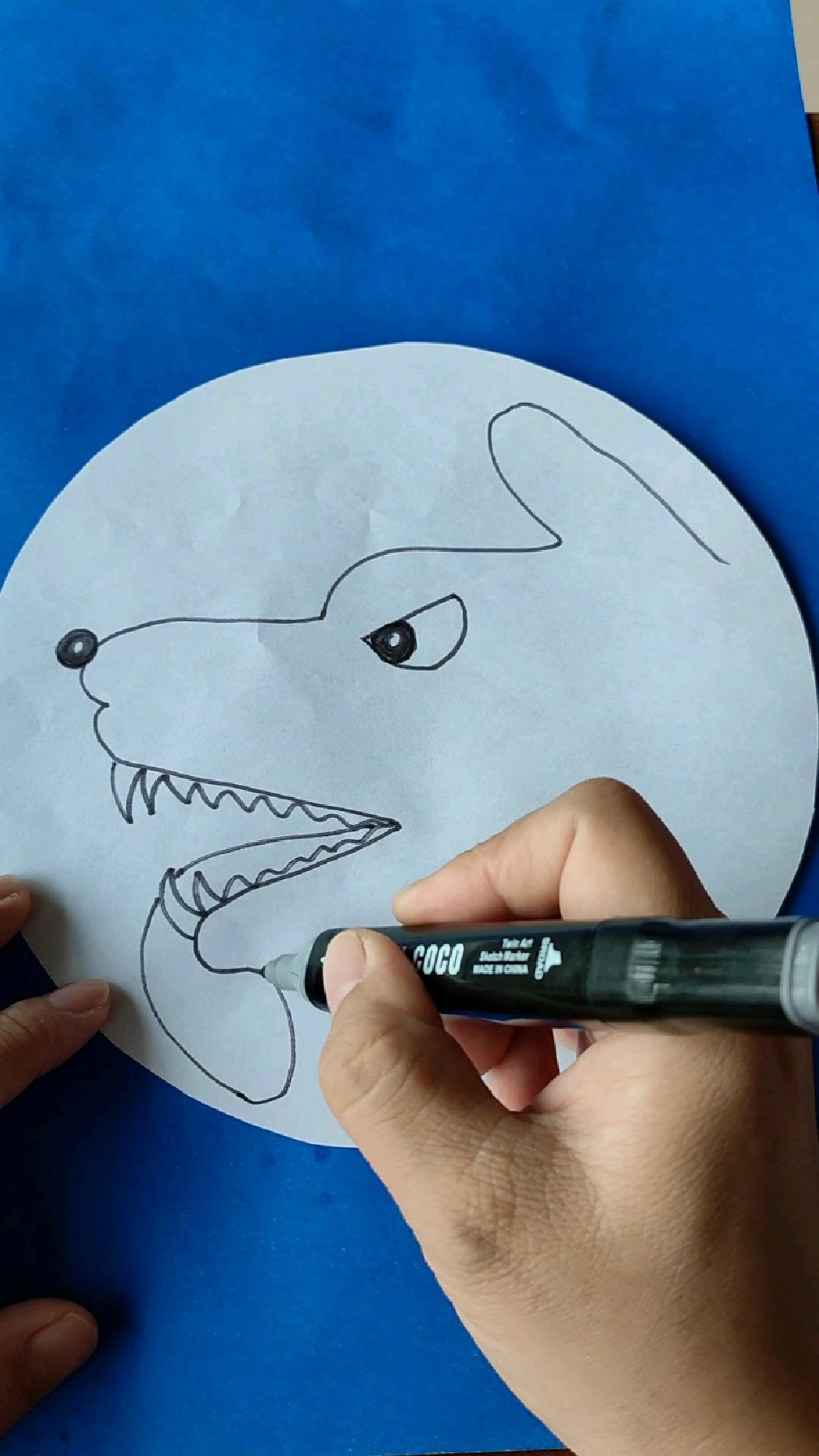 用手掌也可以画出动物,太神奇了,你也来试一下吧.