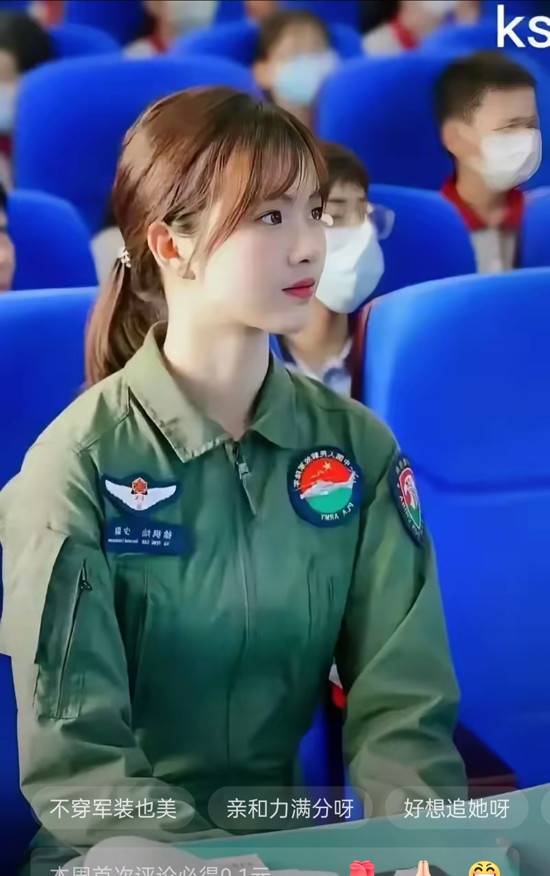 视频里她吃饭时被偶遇粉色衬衫笑容灿烂少女感爆棚网友都喊认亲