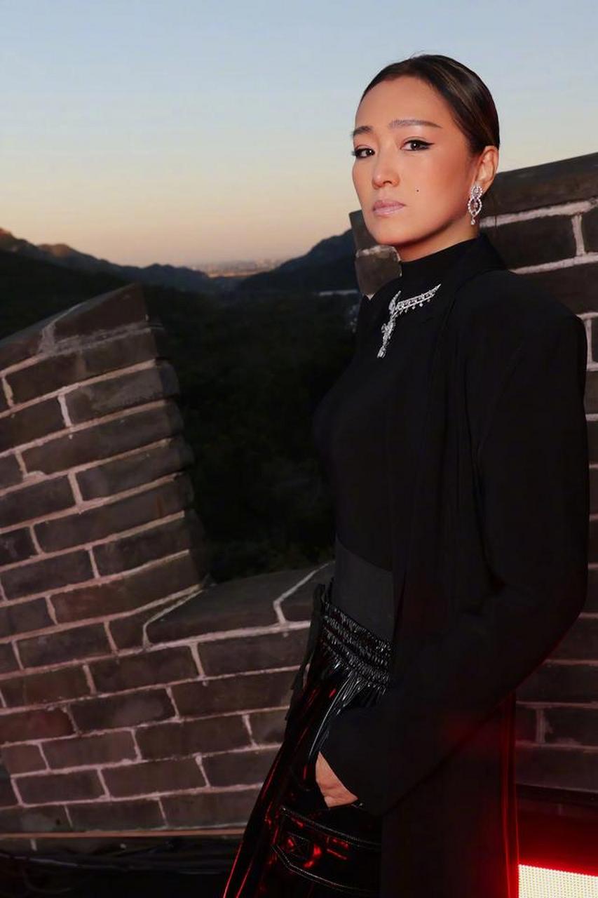 巩俐是个坚强高傲的人,她内心孤独寂寞,难得看到她从内心里发出开心的