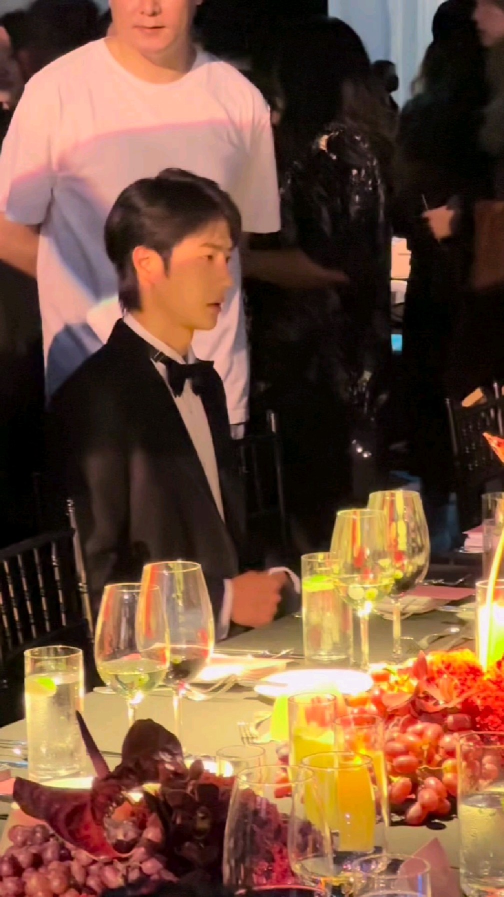 王一博vogue时尚之力盛会晚宴造型来了!这不得原地结婚?