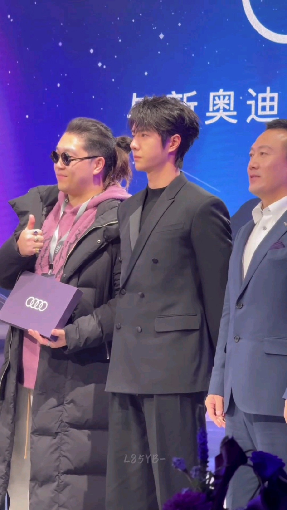 王一博奥迪直播大合影 人群中闪闪发光的电影脸