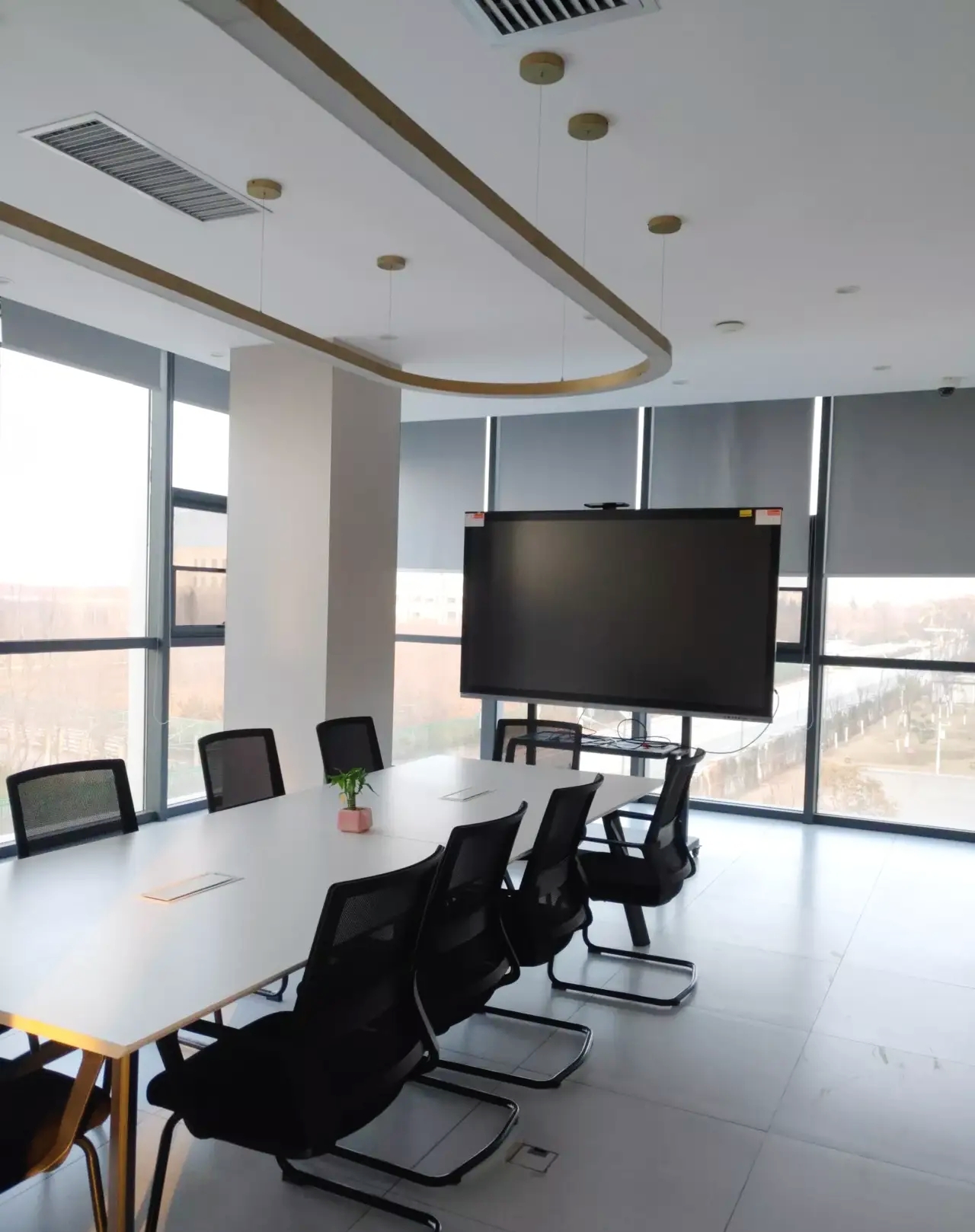 今天入职了一个非标工程师,上午办理入职,下午就离职了,行政都转不过