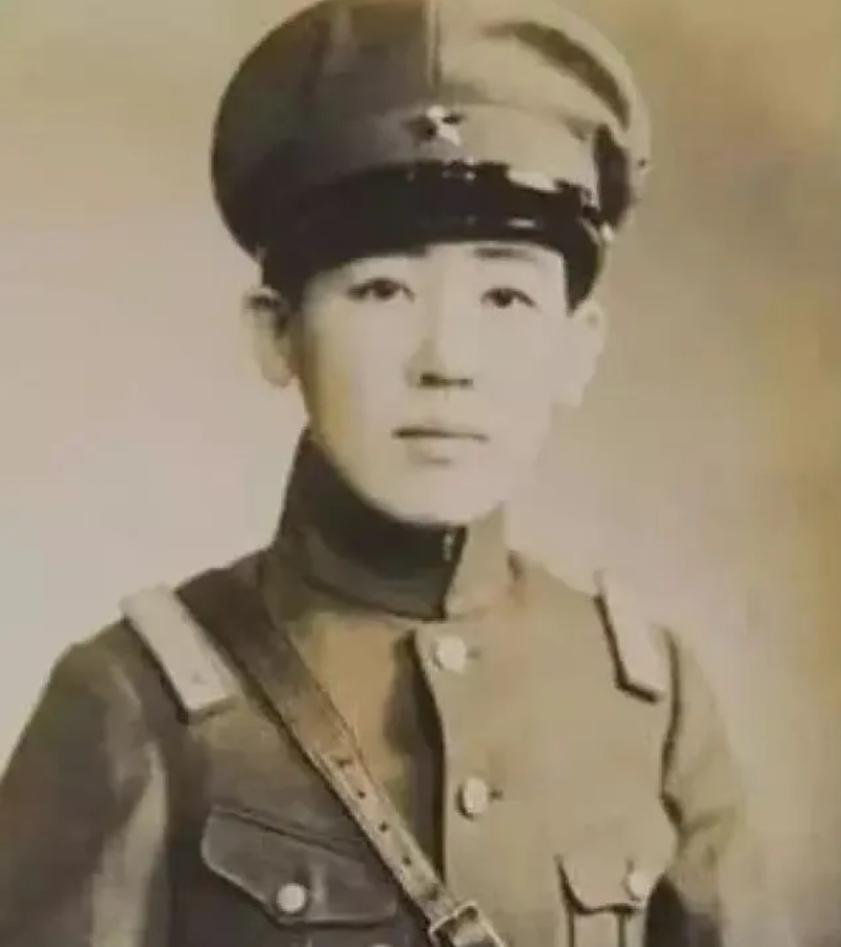 这是一张真实的历史照片,大家知道照片中的两人是谁吗?