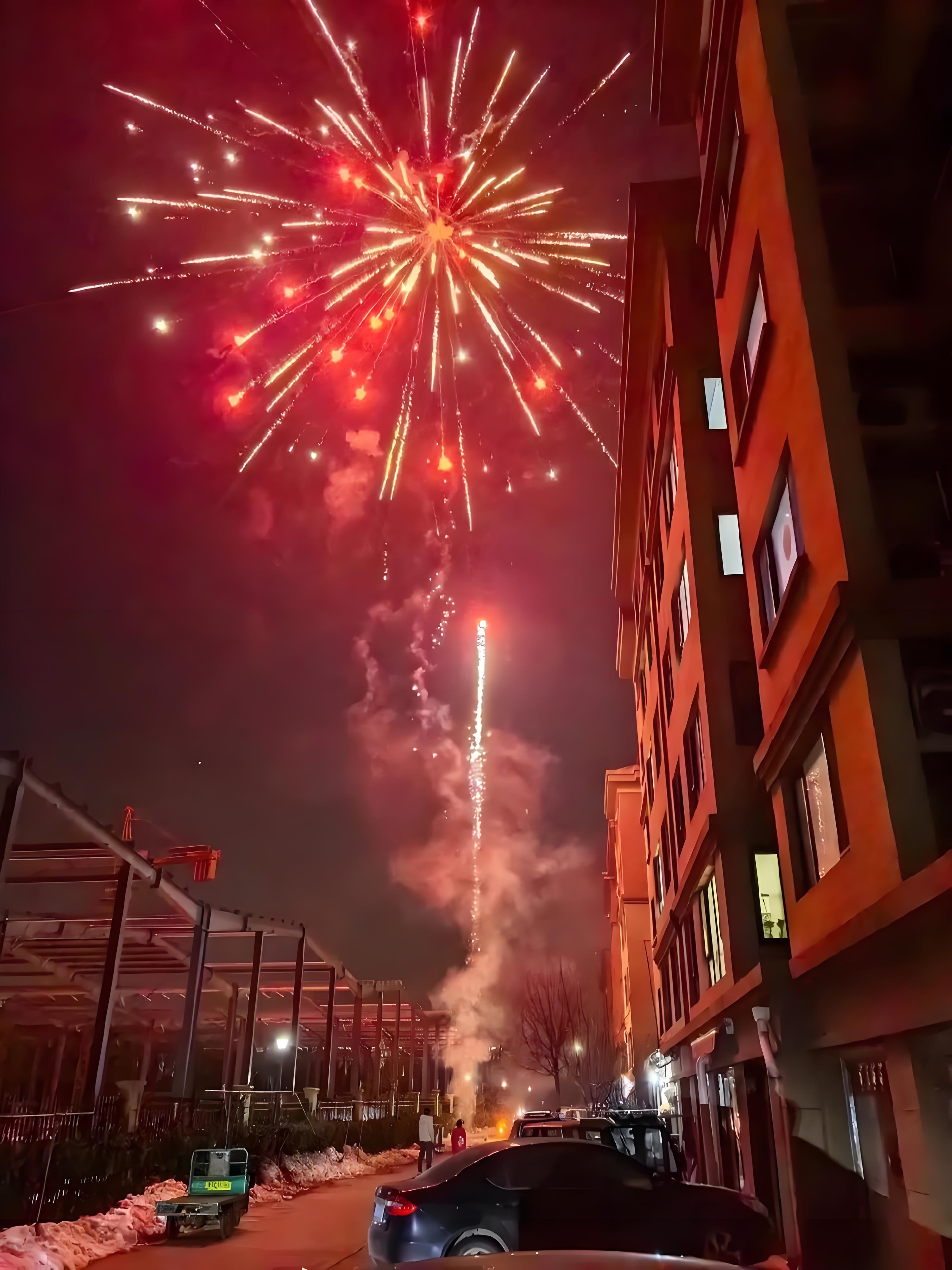 热点大家聊# 殡仪馆已收到尸体,青年男子非法燃放烟花被炸飞,当场