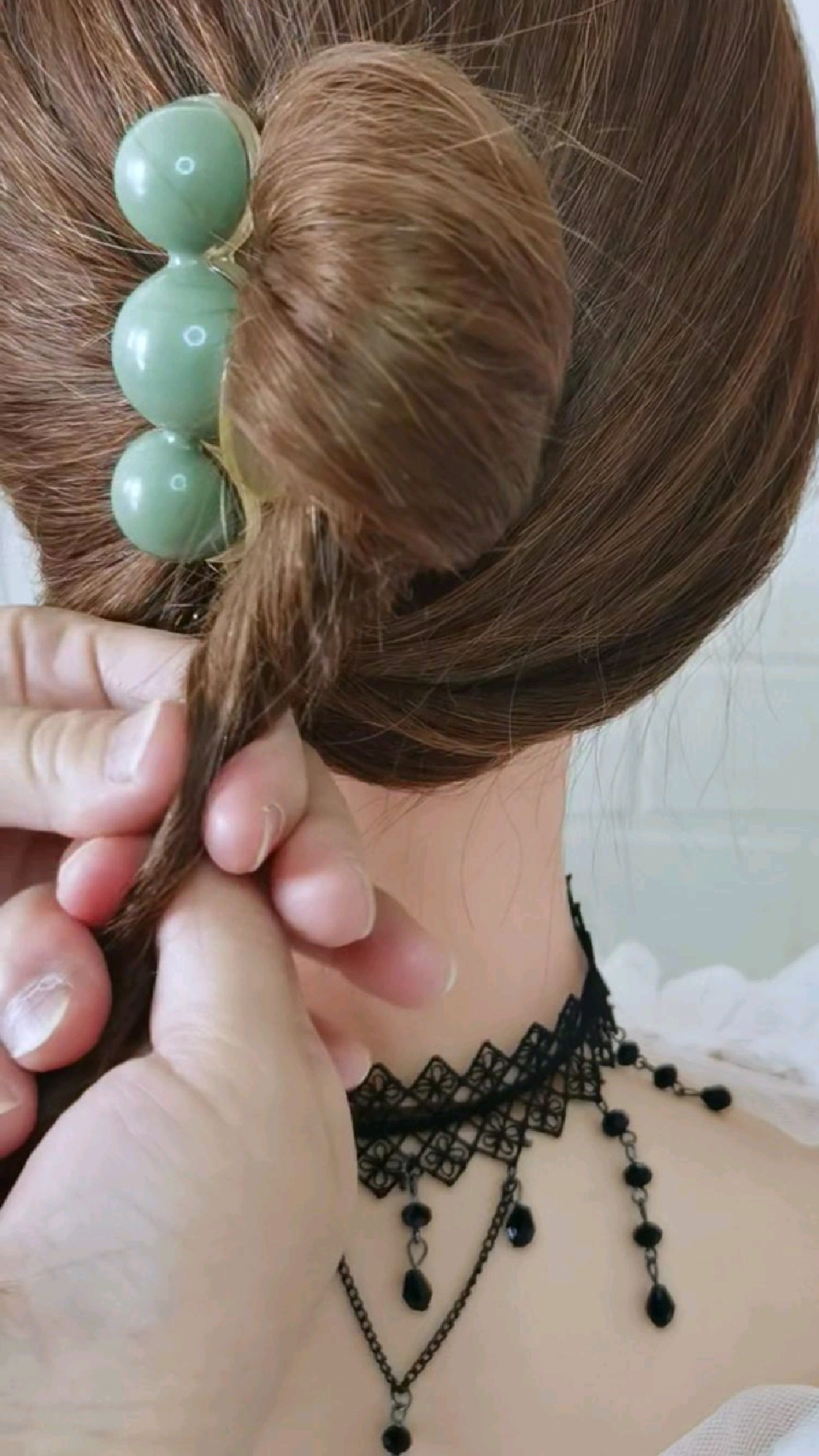 抓夹丸子头这样卷,发型简单方便又好看,长头发试试看!