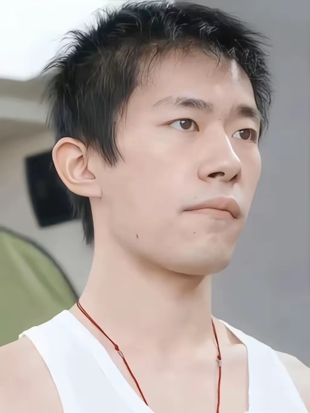这才是易烊千玺的真实模样吧,不包装,不美颜不滤镜,看着一般般,跟普通