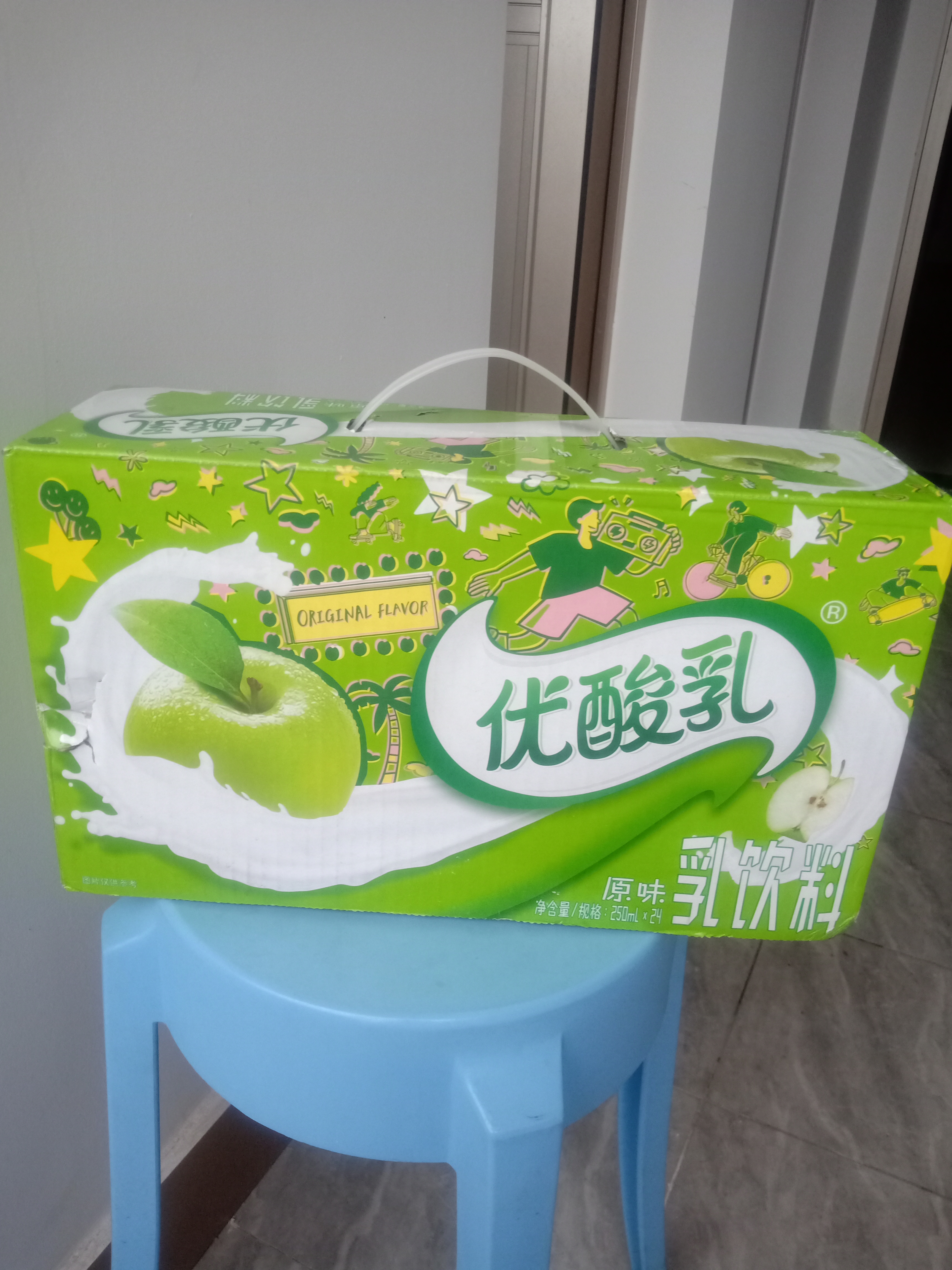 今天正式放假,公司领导为员工每人发了一份年终大礼:一箱牛奶!