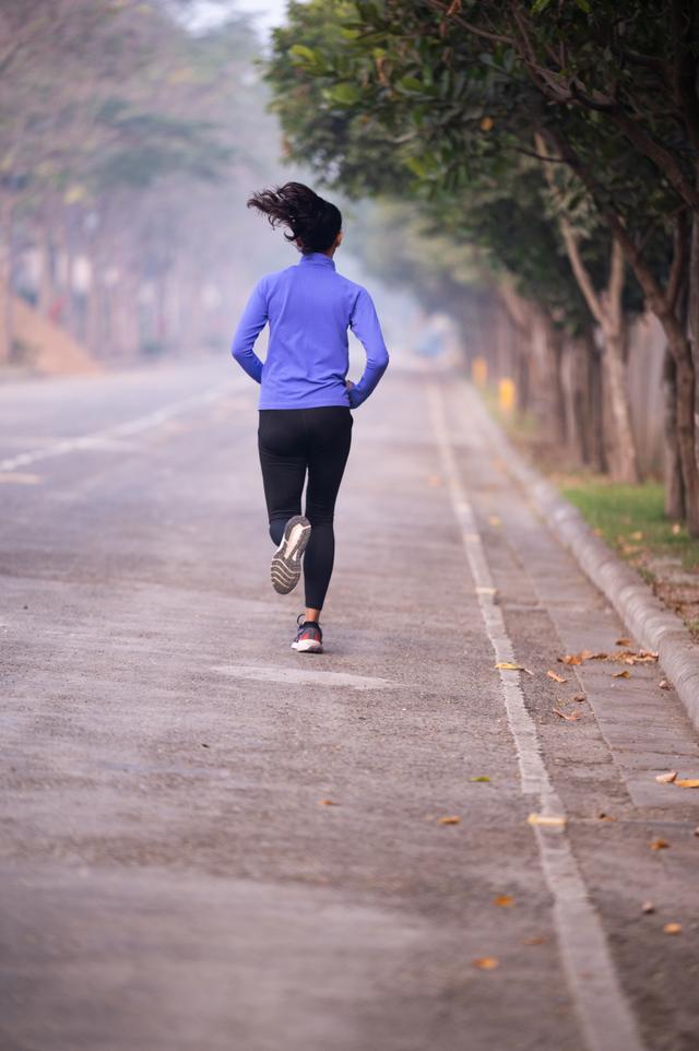 跑步照片跑步背影图片女孩子跑步的图片女生背影运动照片跑步背影图片