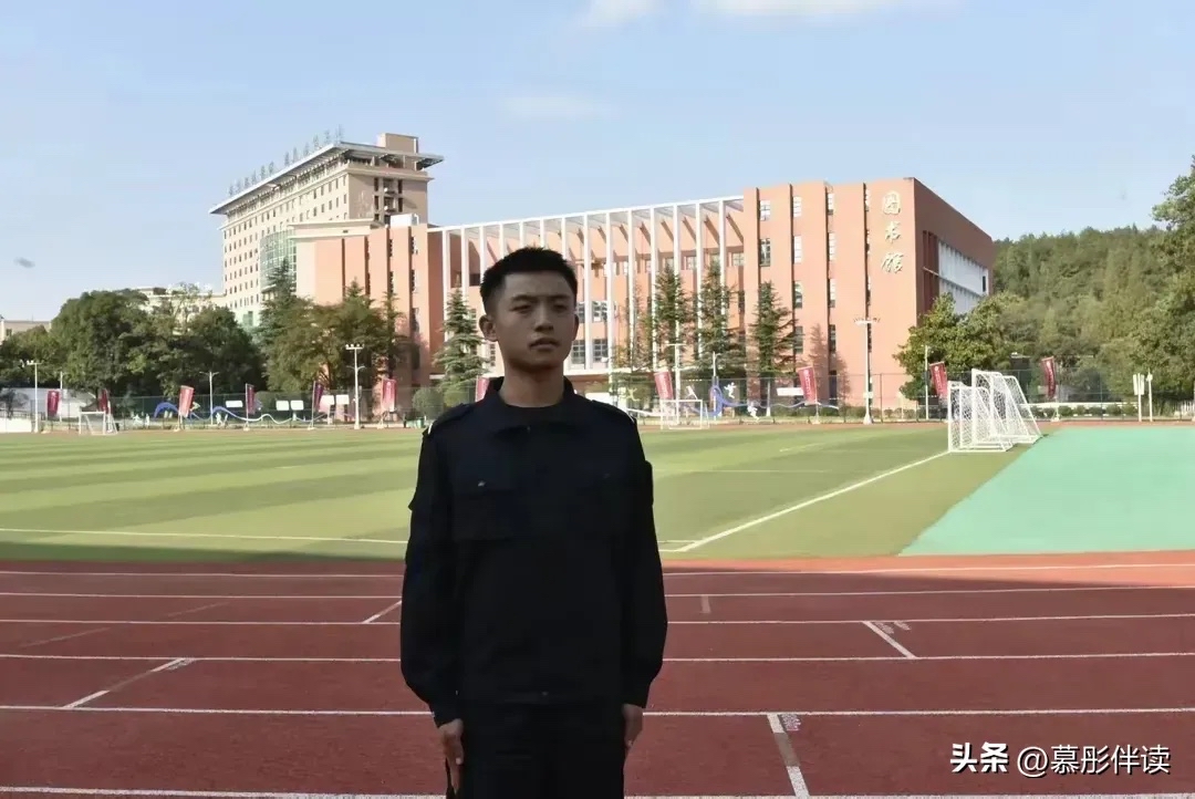 2024年7月,开往拉 萨的列车上,一位母亲因为没有