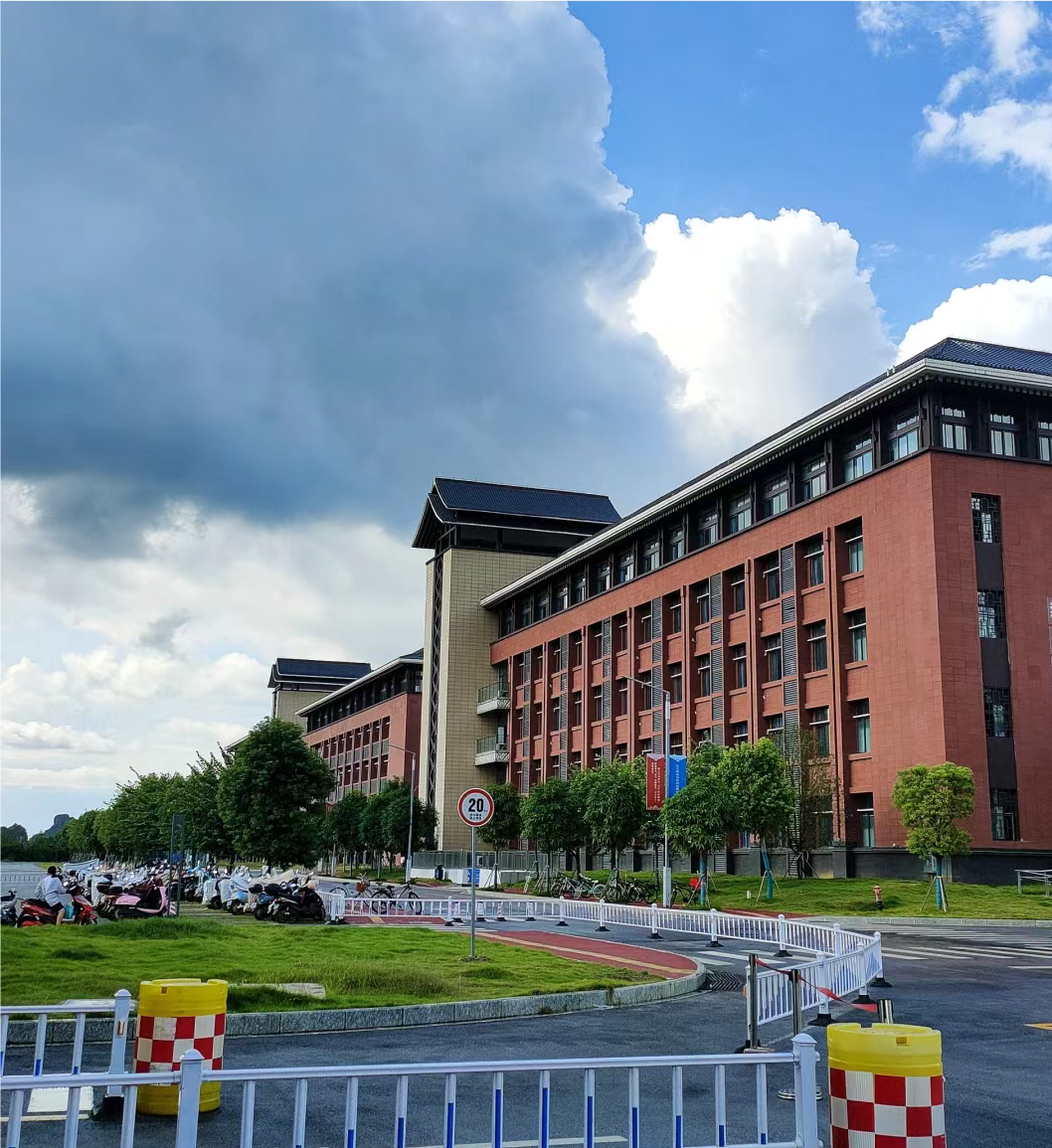 1.先说出行,才52岁,自己会开四轮车,却舍不得买