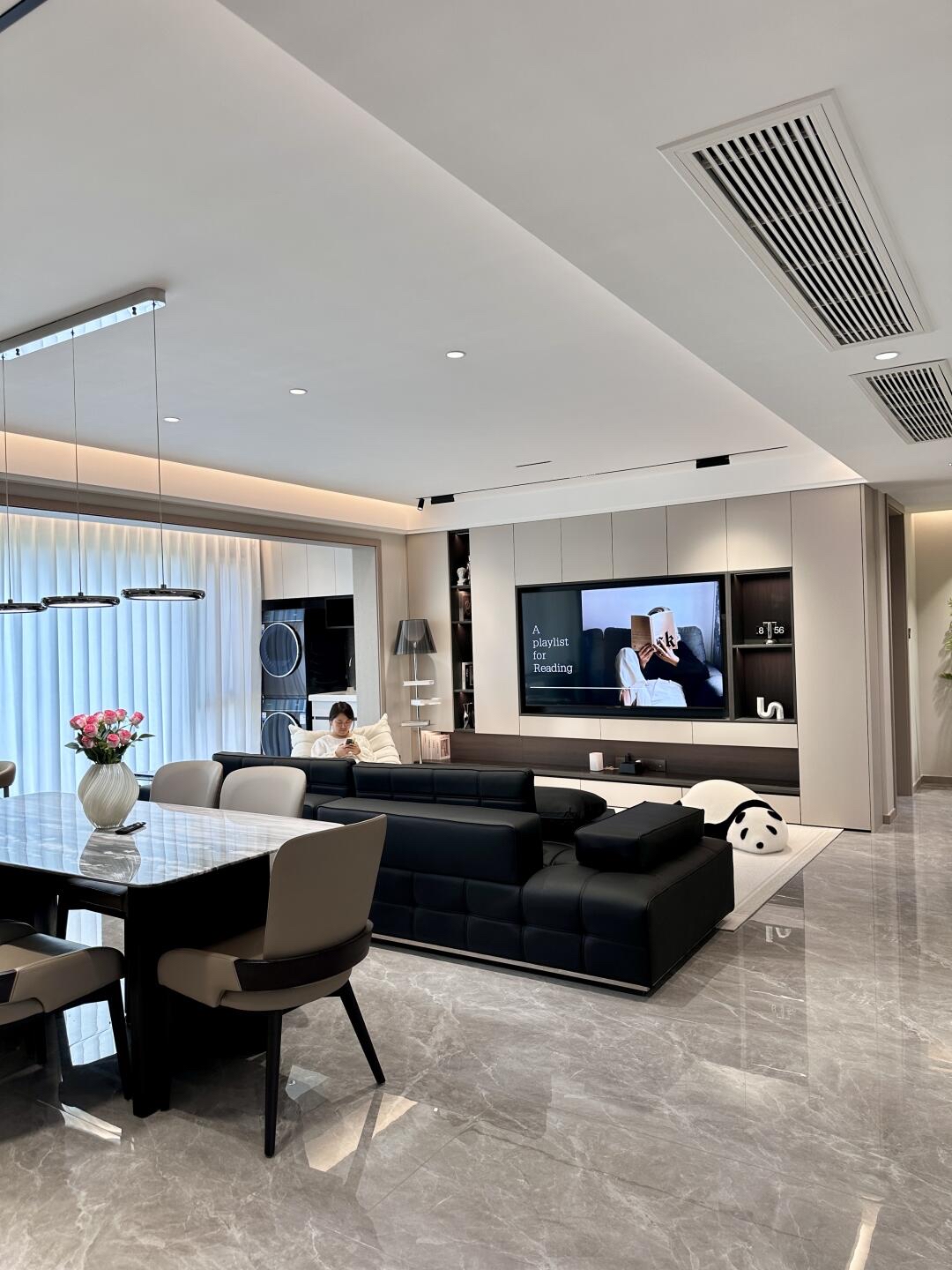 我家建筑面积142,套内115平.横厅开间6.8m.四室两厅两卫