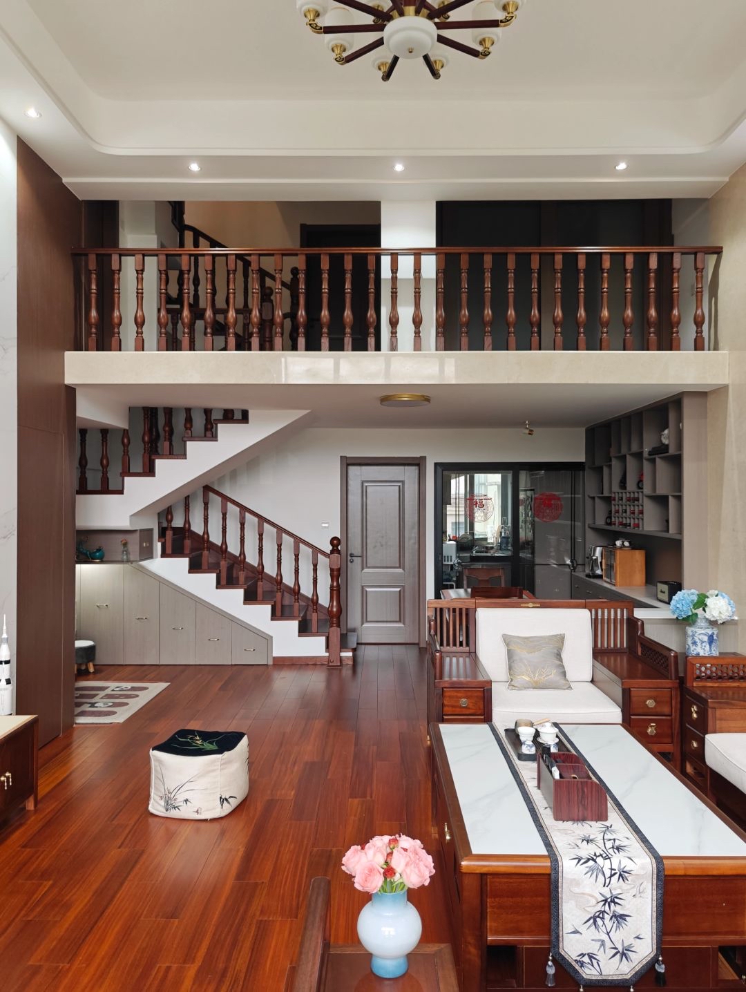 28岁靠老公住进复式 真的比平层舒服 挑高空间设计 让整个房子更加