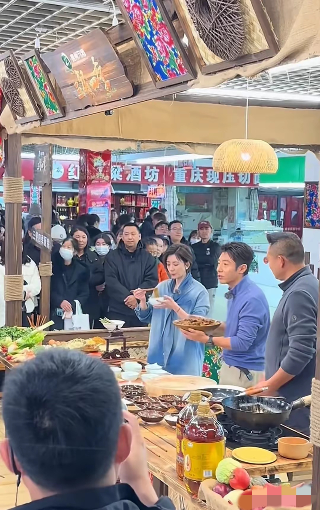 那么美加上人气王小撒一起品尝当地小吃一点也没有明星架子真接地气
