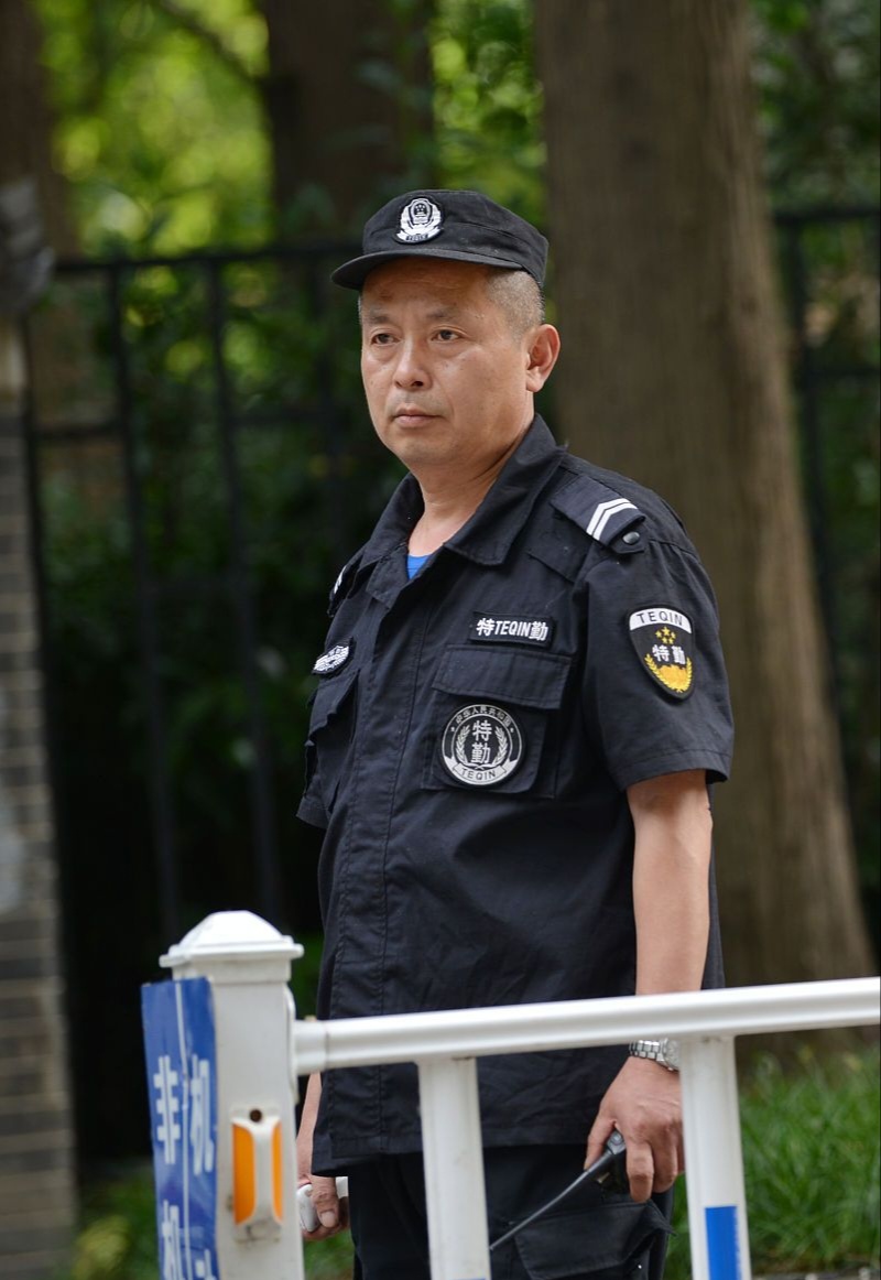 公司门卫老李得知后,尽管自己生活并不富裕,但他想着