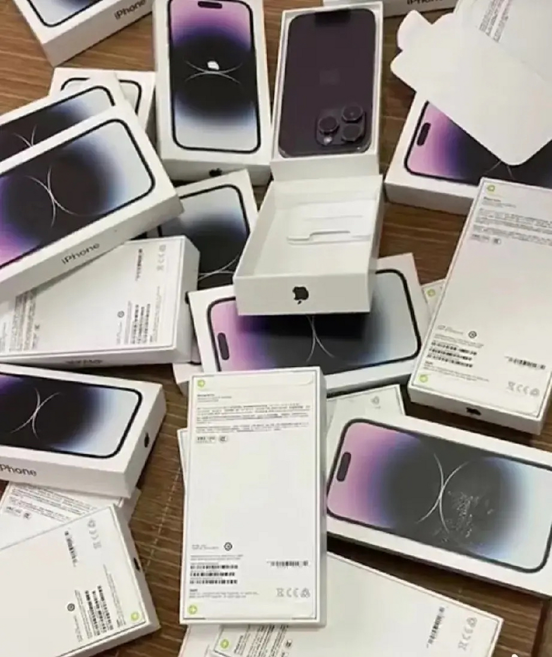 姐弟在垃圾桶内捡到了31部苹果14手机,价值21万,但他们报警交给了警察