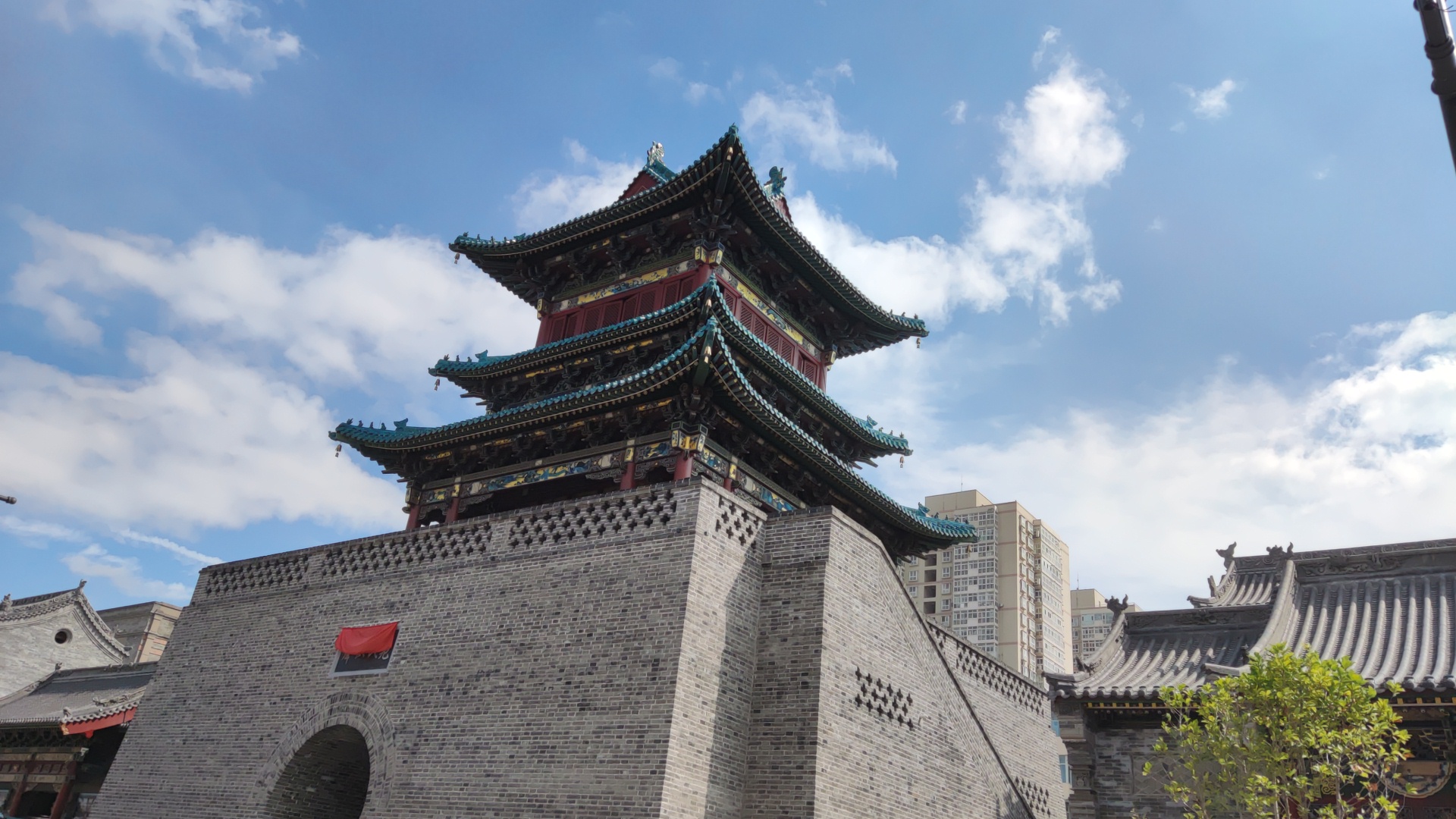 太原的钟楼被白云覆盖,呈现出钟楼的另一种美,晋祁来花带你欣赏