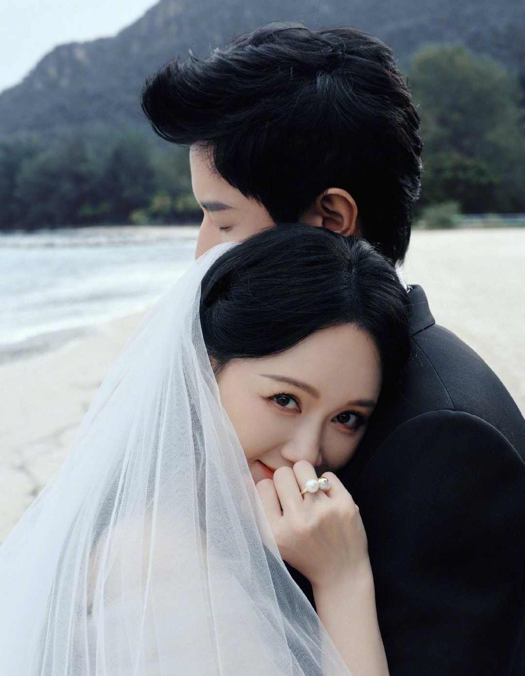近日,咱们的甜心教主陈乔恩在社交平台上晒出了自己的婚纱照,照片里的