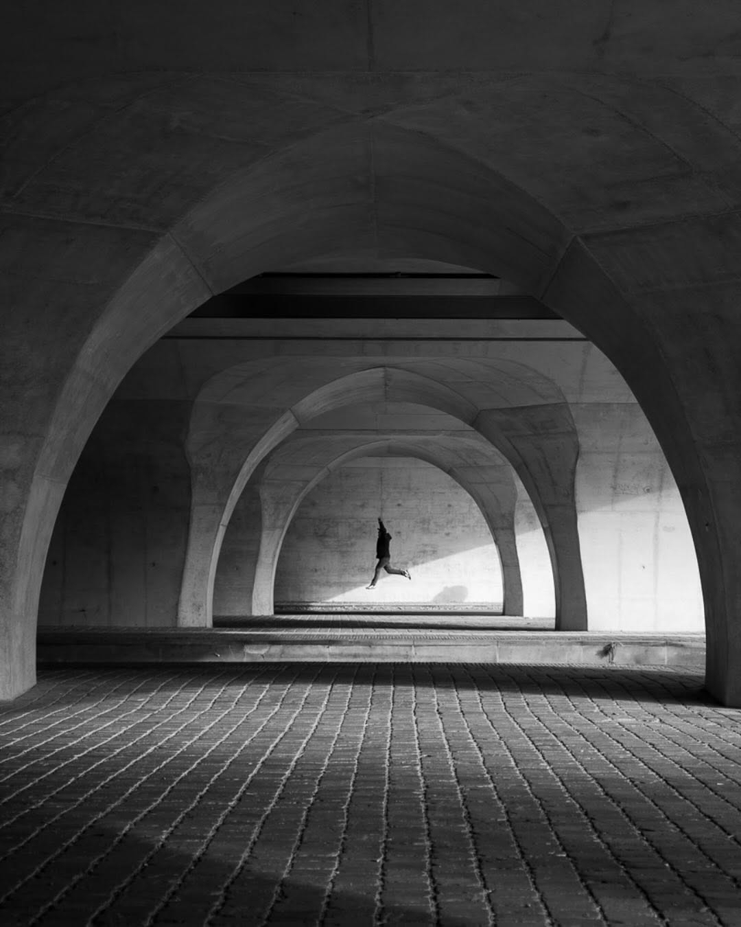 先瞧构图,那层层递进的拱形结构,宛如一条无形的引导线,顺势就把