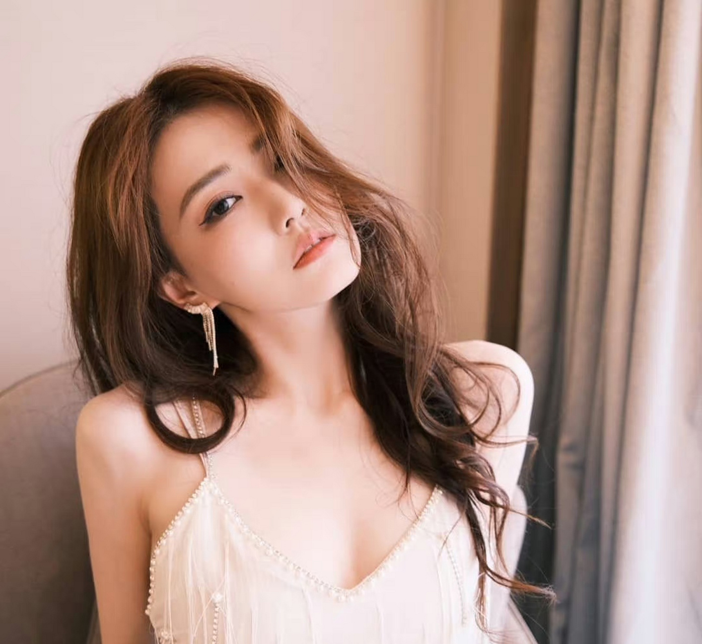 徐璐吊带裙飘逸浪漫,魅力十足! 676767#徐璐