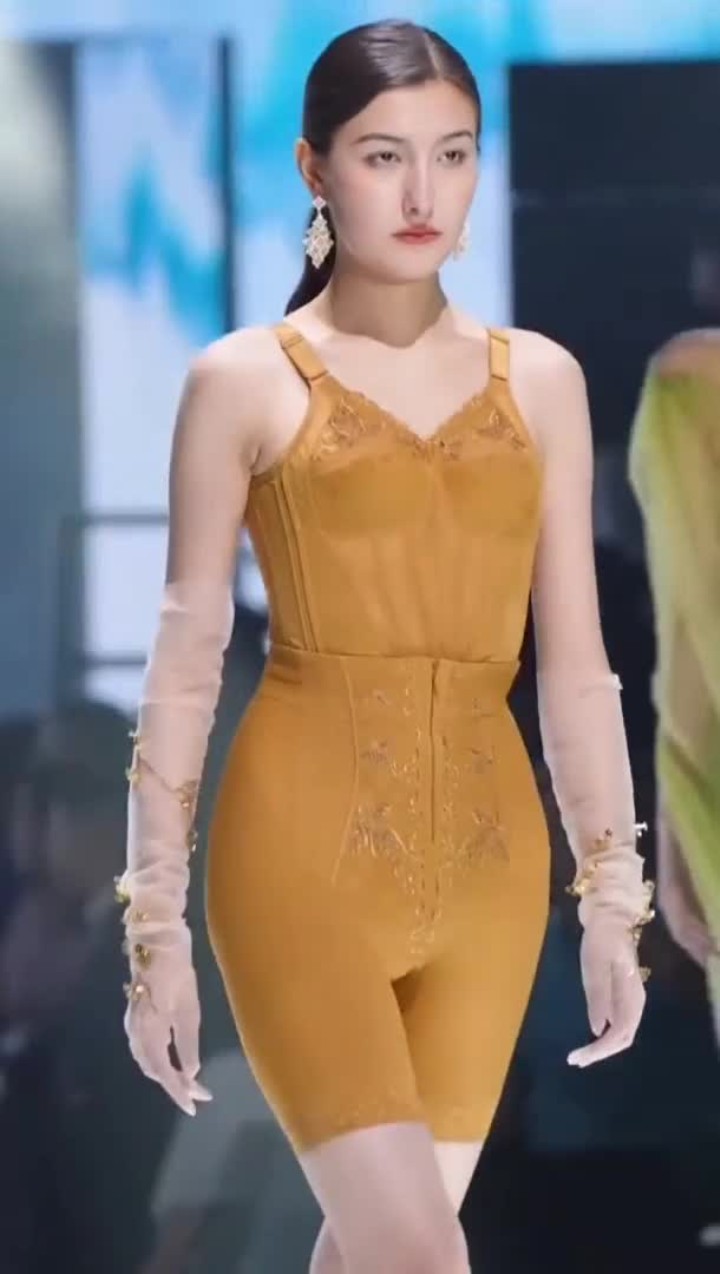 深圳内衣展,模特热依莎