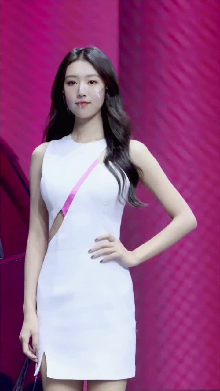 新丝路世界模特大赛冠军模特 透明口罩 尹娟