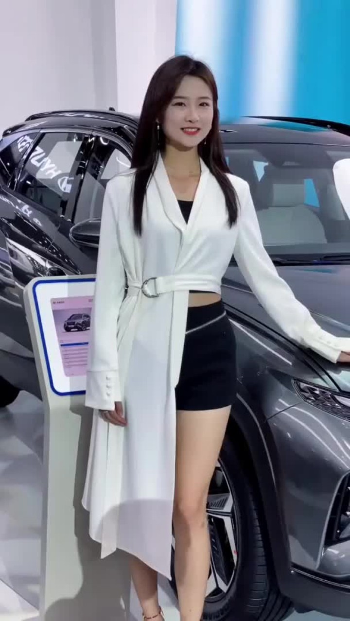 爱笑的苏宁车模 穿搭