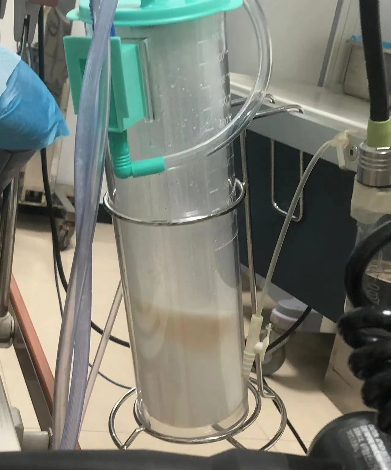 我估计和医院的创收有一定的关系,病人还要肺积水抽水视频过程在医院