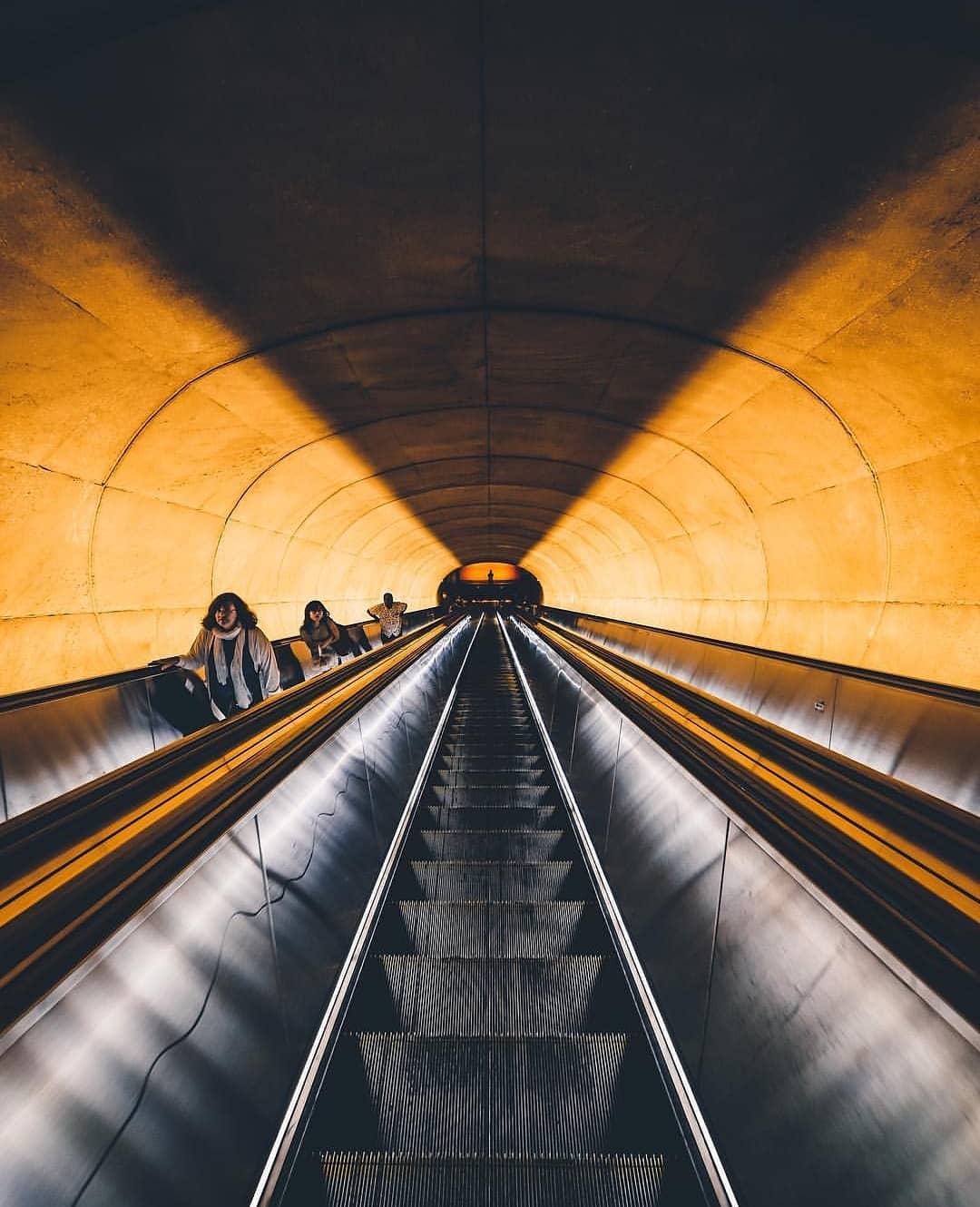 引导线构图是利用画面线性元素,将观众视线引向主体,增强照片纵深感与