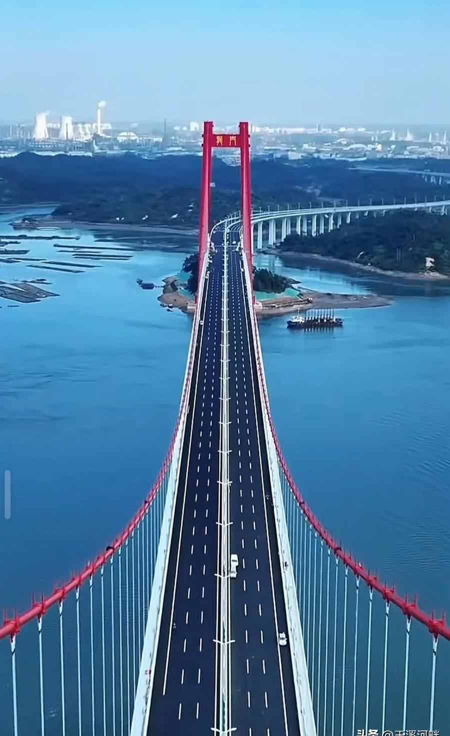 龙门大桥在元旦前正式通车了,起点是钦州市钦南区龙门港镇,终点在钦州