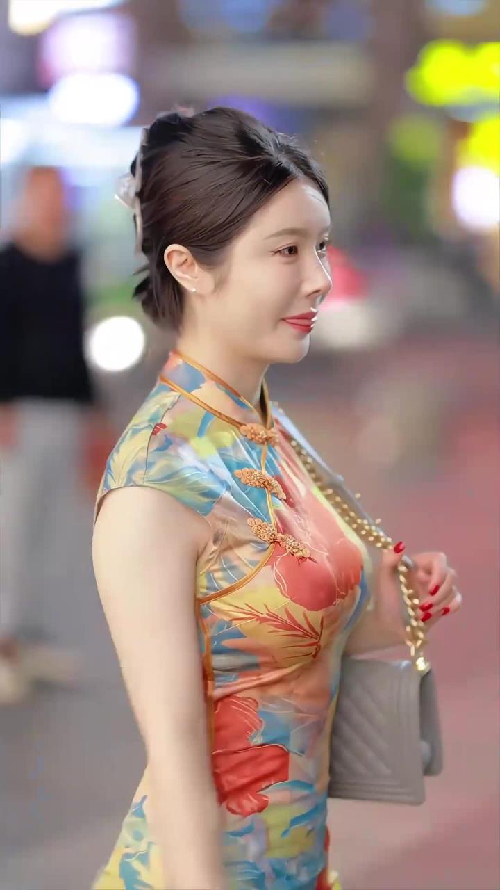 穿上旗袍更有韵味了,欲女气质的少妇欲罢不能,只想抱得美人归