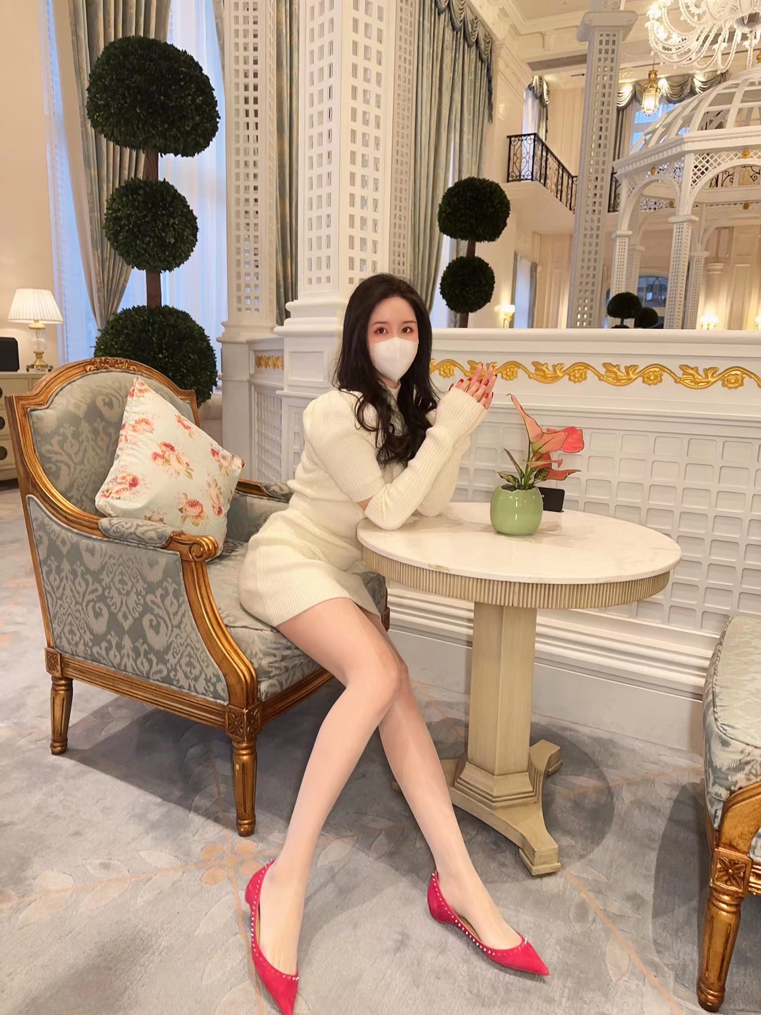 沙发上的丝绒靠垫触感柔软细腻色彩浓郁而不失高雅与周围的环境相