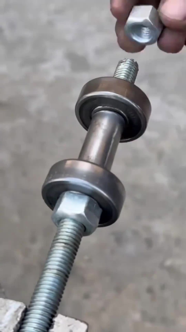 如何制作一个滑轮省力装置?通过这装置一只手就能提起500斤木头!