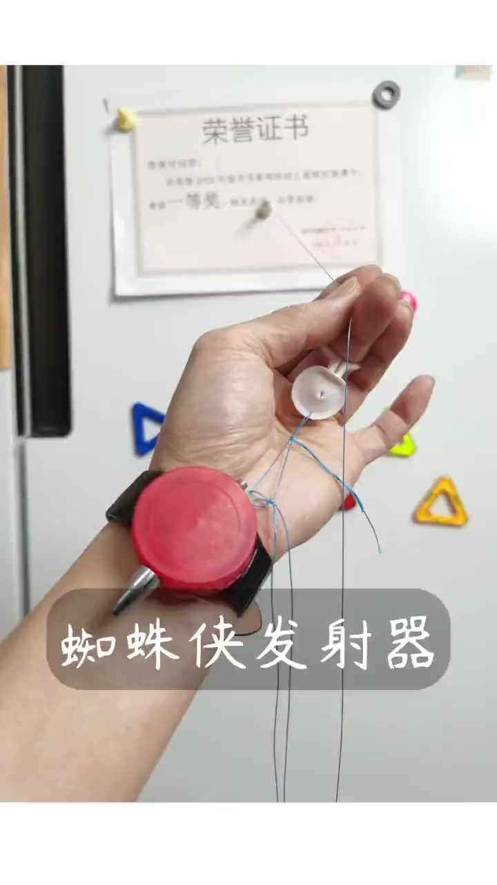 只要一支圆珠笔,就能做蛛丝发射器