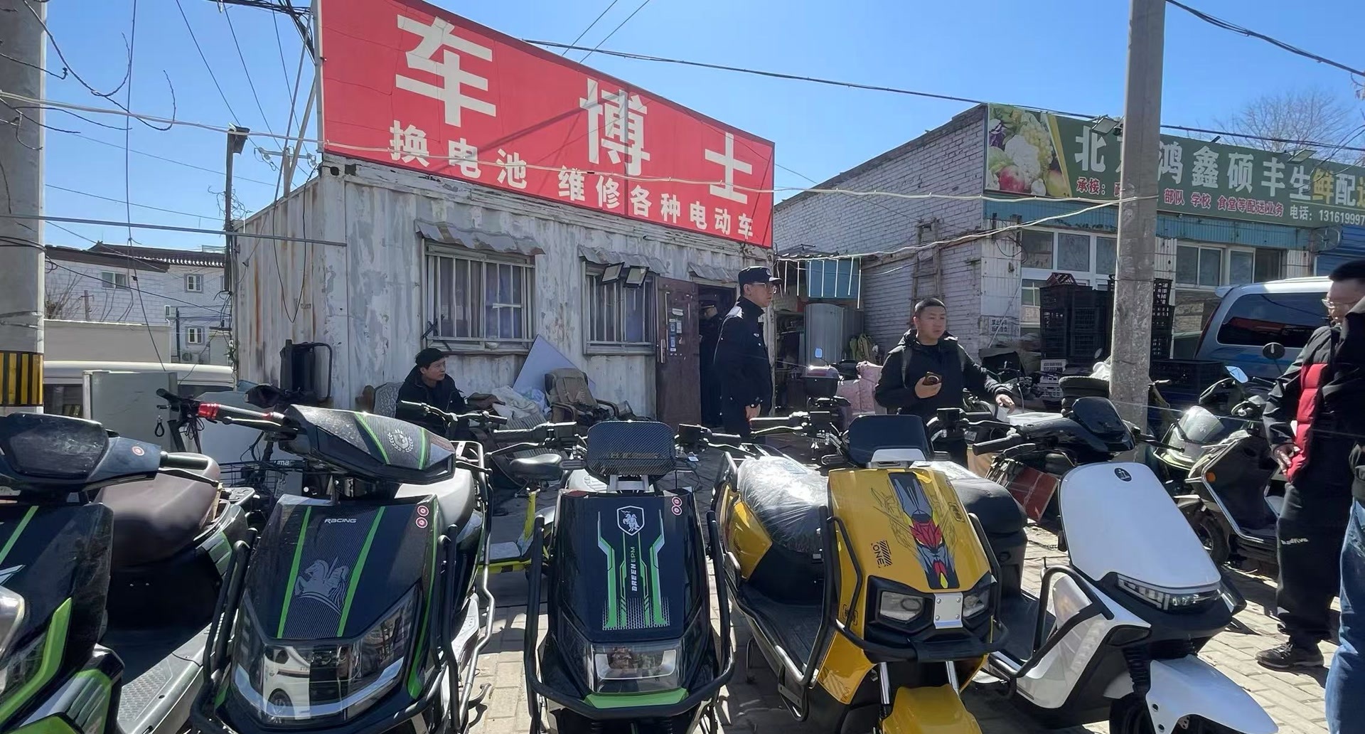 丰台查获两家违法租售拼改装电动自行车门店,发现伪造证照