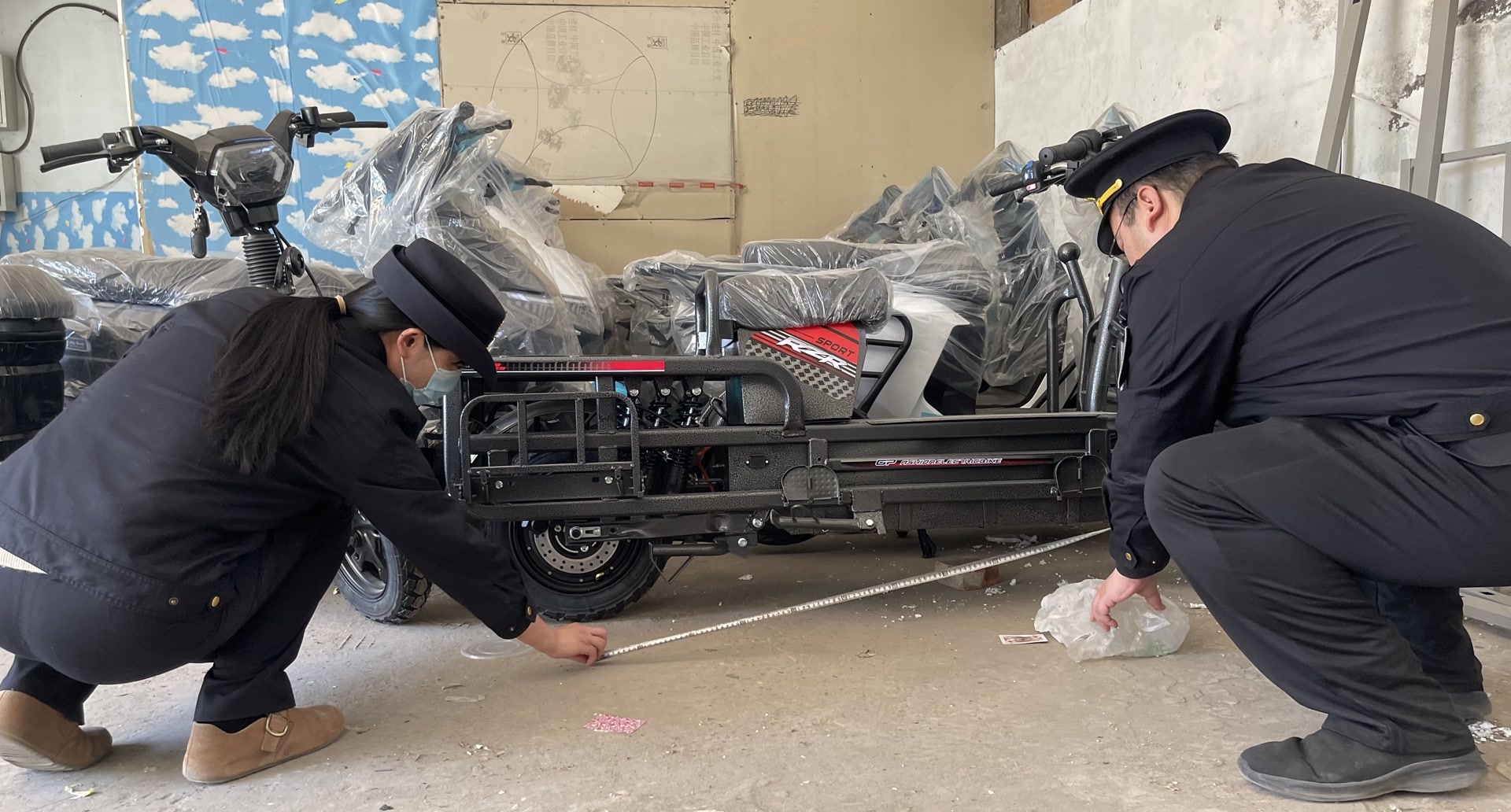 丰台查获两家违法租售拼改装电动自行车门店,发现伪造证照