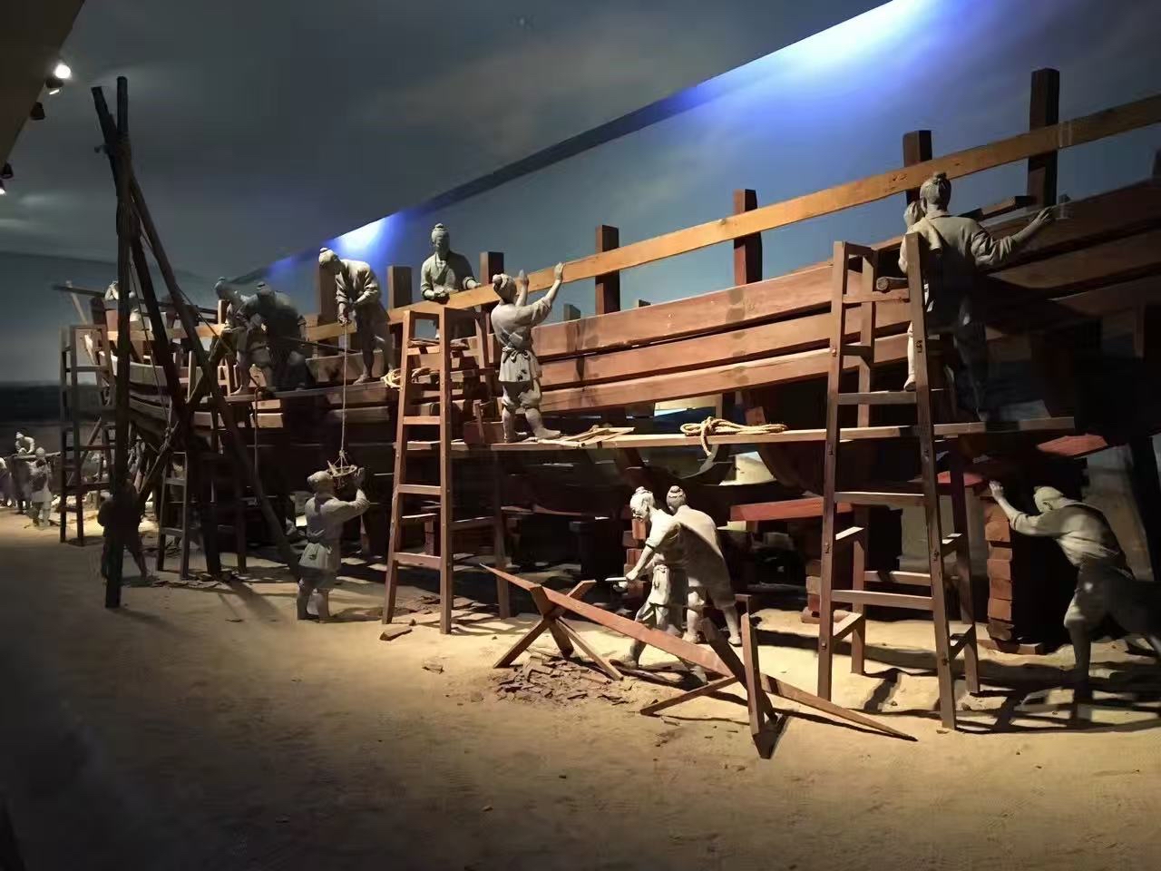 蓬莱古船博物馆位于山东省烟台市蓬莱阁景区小海西南岸,是一座以古