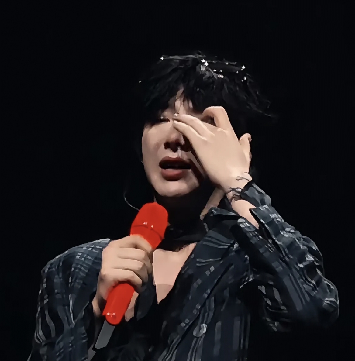 刘宇宁在演唱会上哭得上气不接下气看起来特别伤心原因竟是他有点干