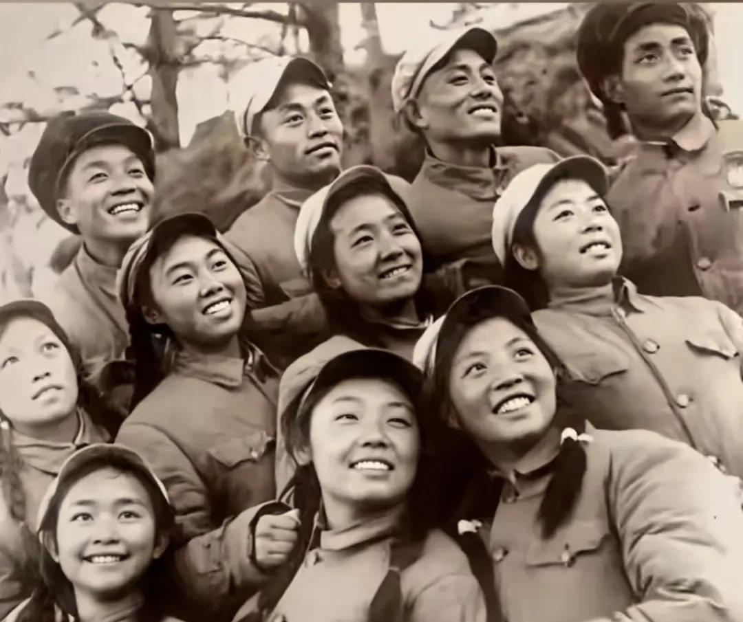 这是1952年,中国人民志愿军第15军文工团小分队在上甘岭附近五圣山