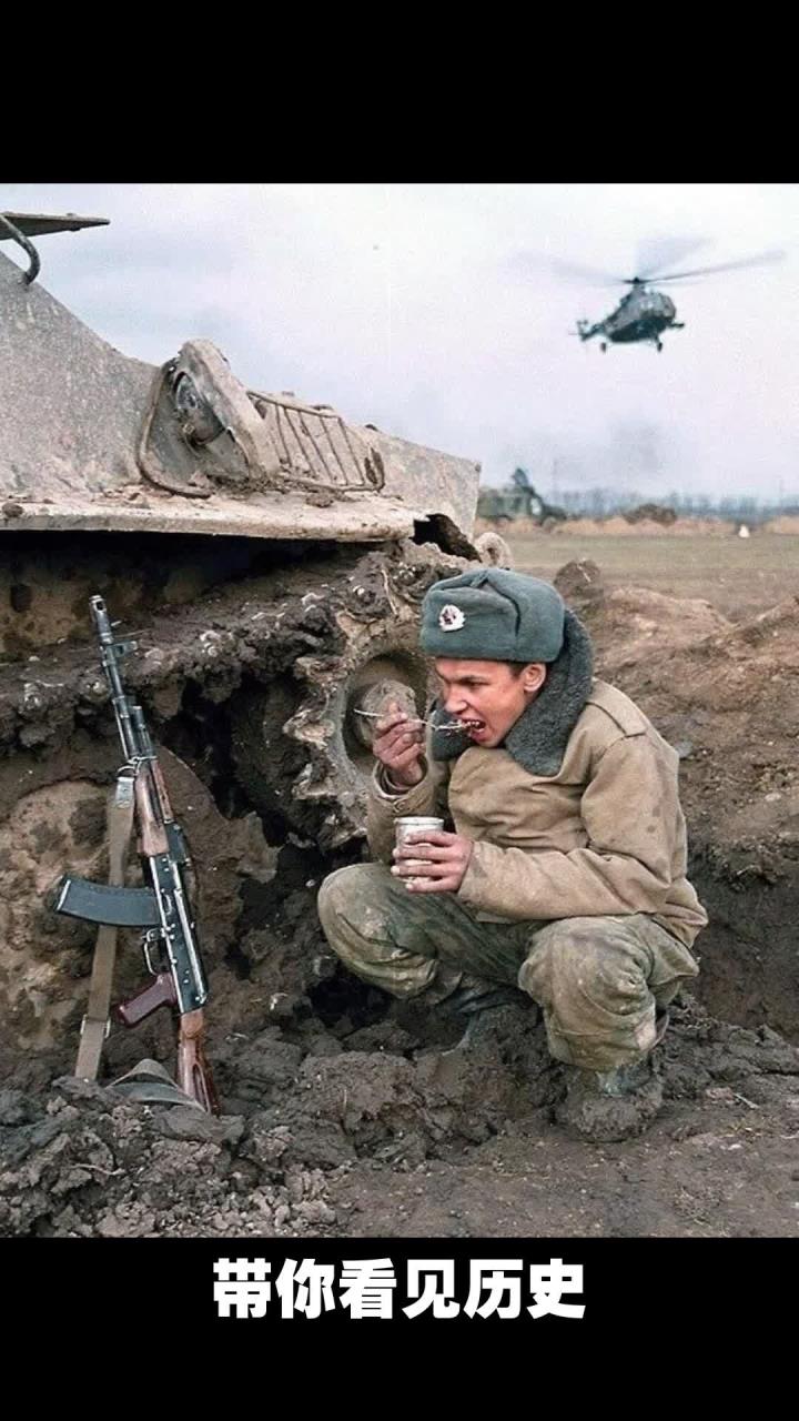 1990年代俄军士兵在车臣战争间隙休息吃饭
