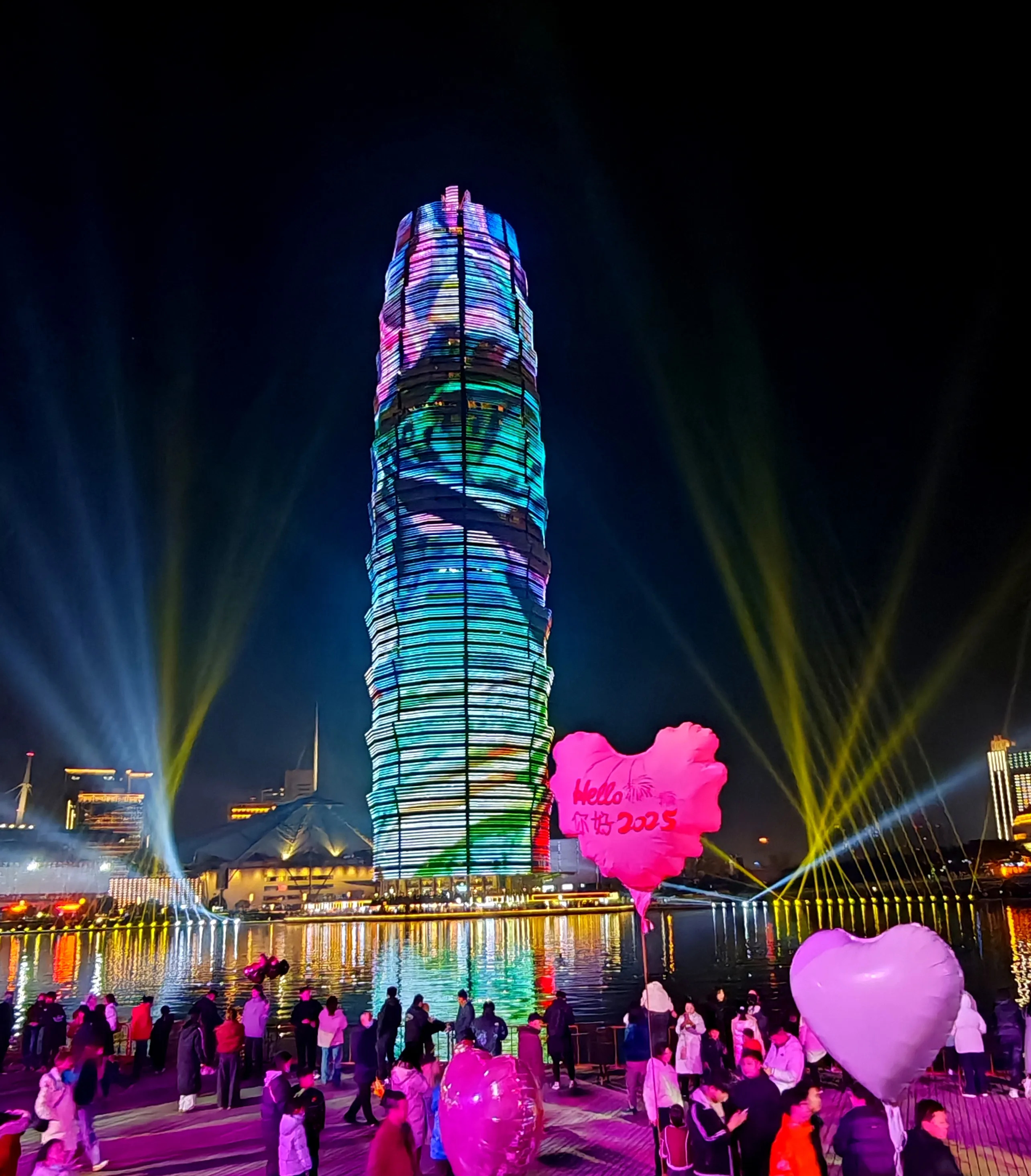 跨年夜,郑州各广场cbd金融岛等,没有举办任何官方活动,cbd如意湖畔大